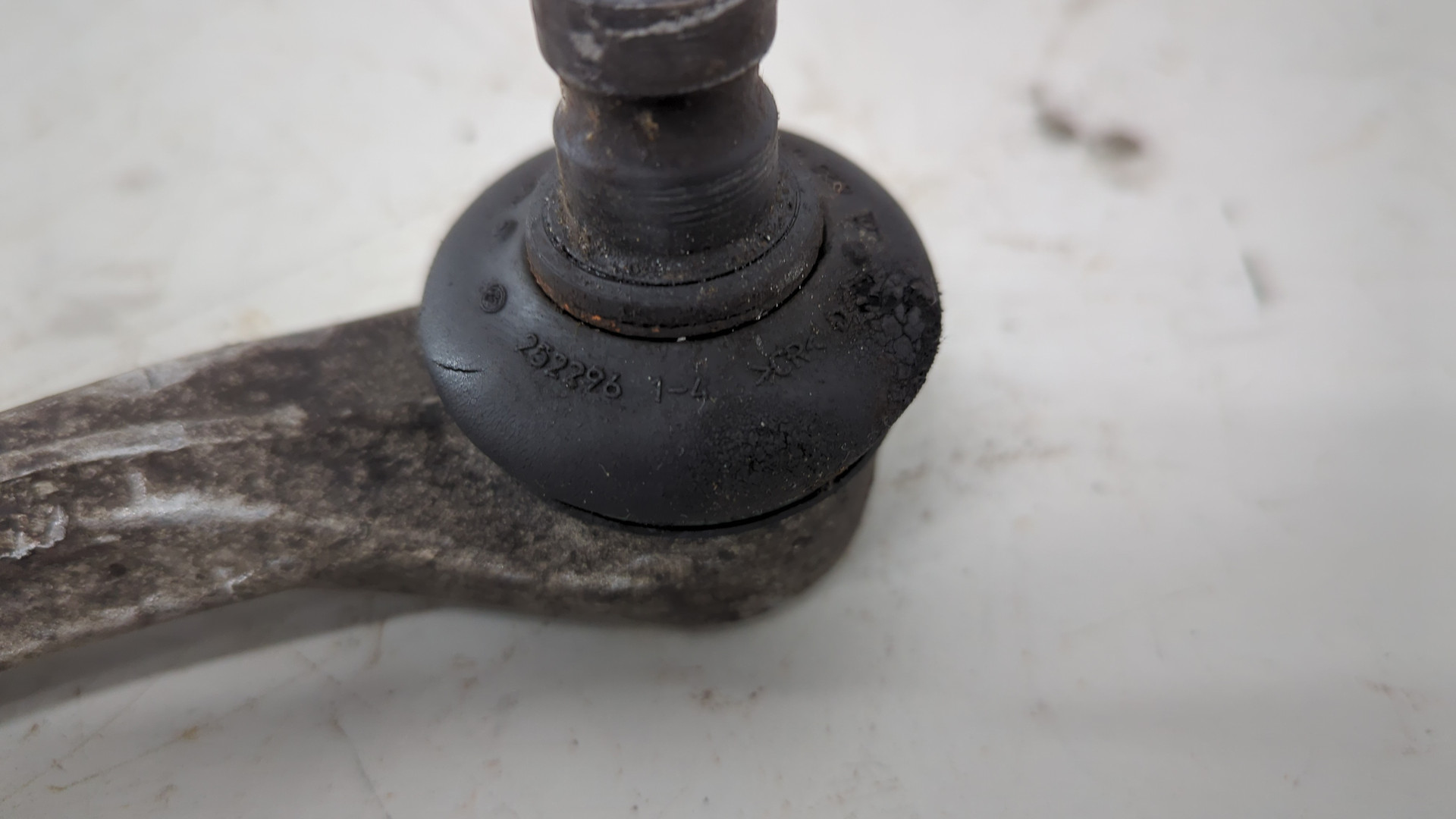 Рычаг передний левый