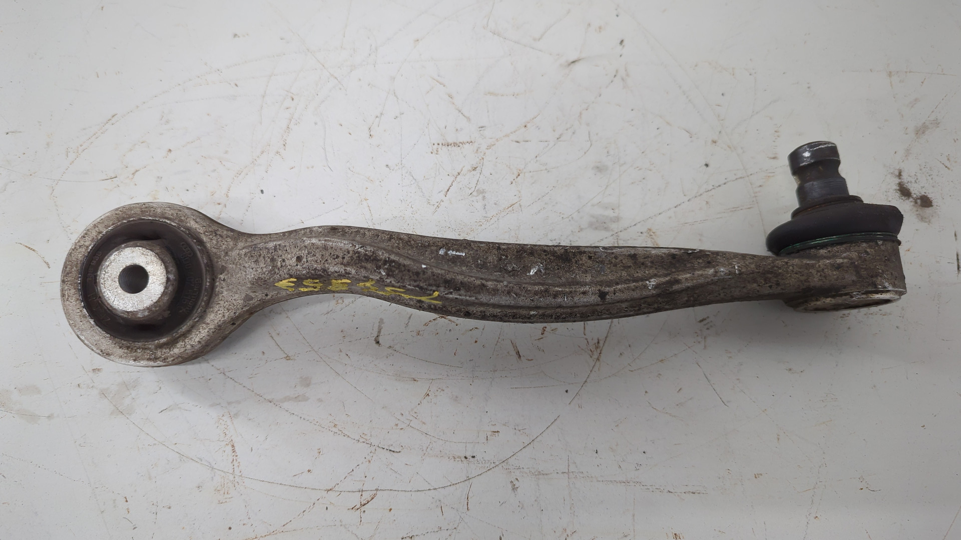 Рычаг передний левый