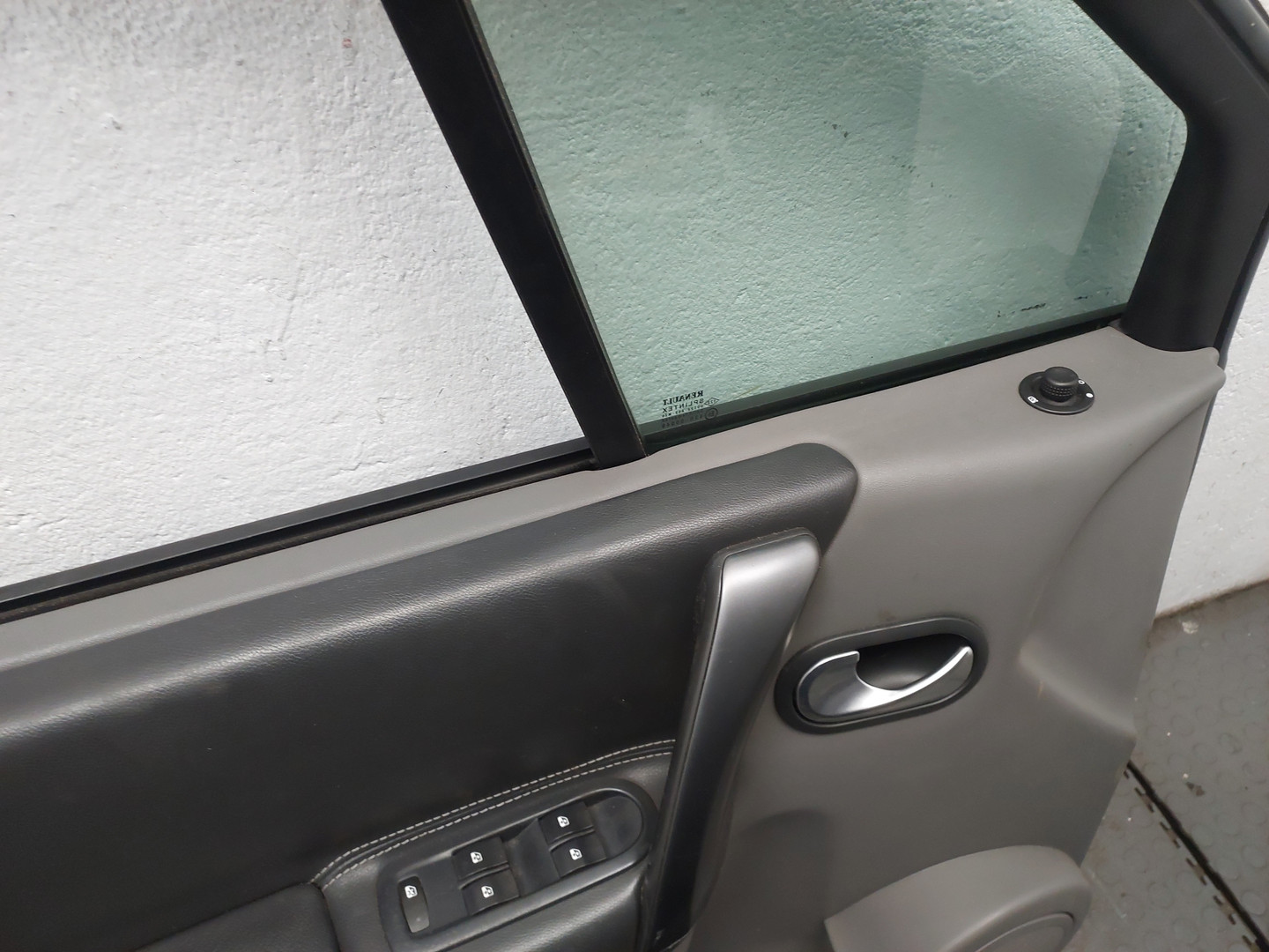 Дверь передняя левая