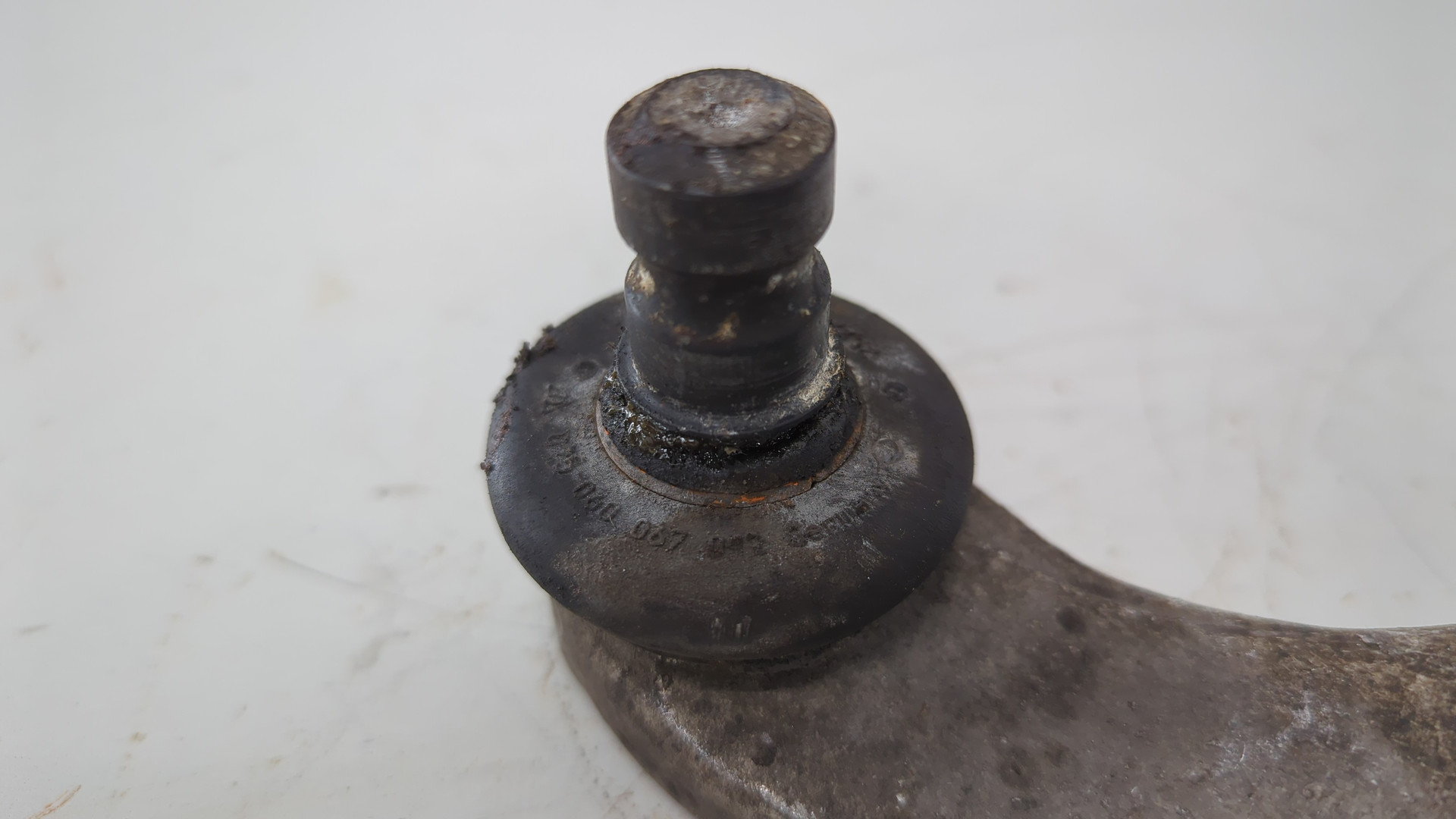 Рычаг передний левый