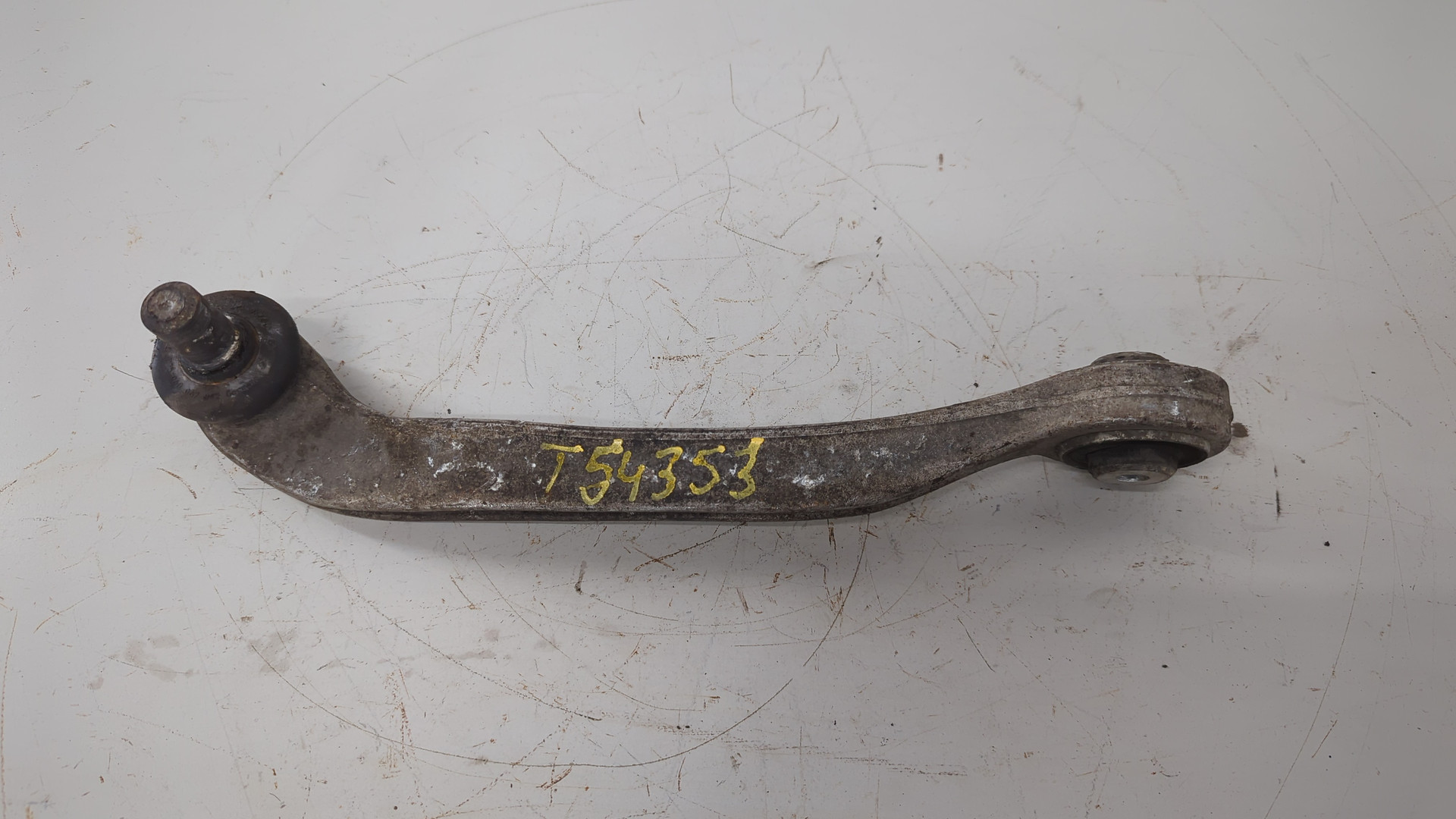 Рычаг передний левый