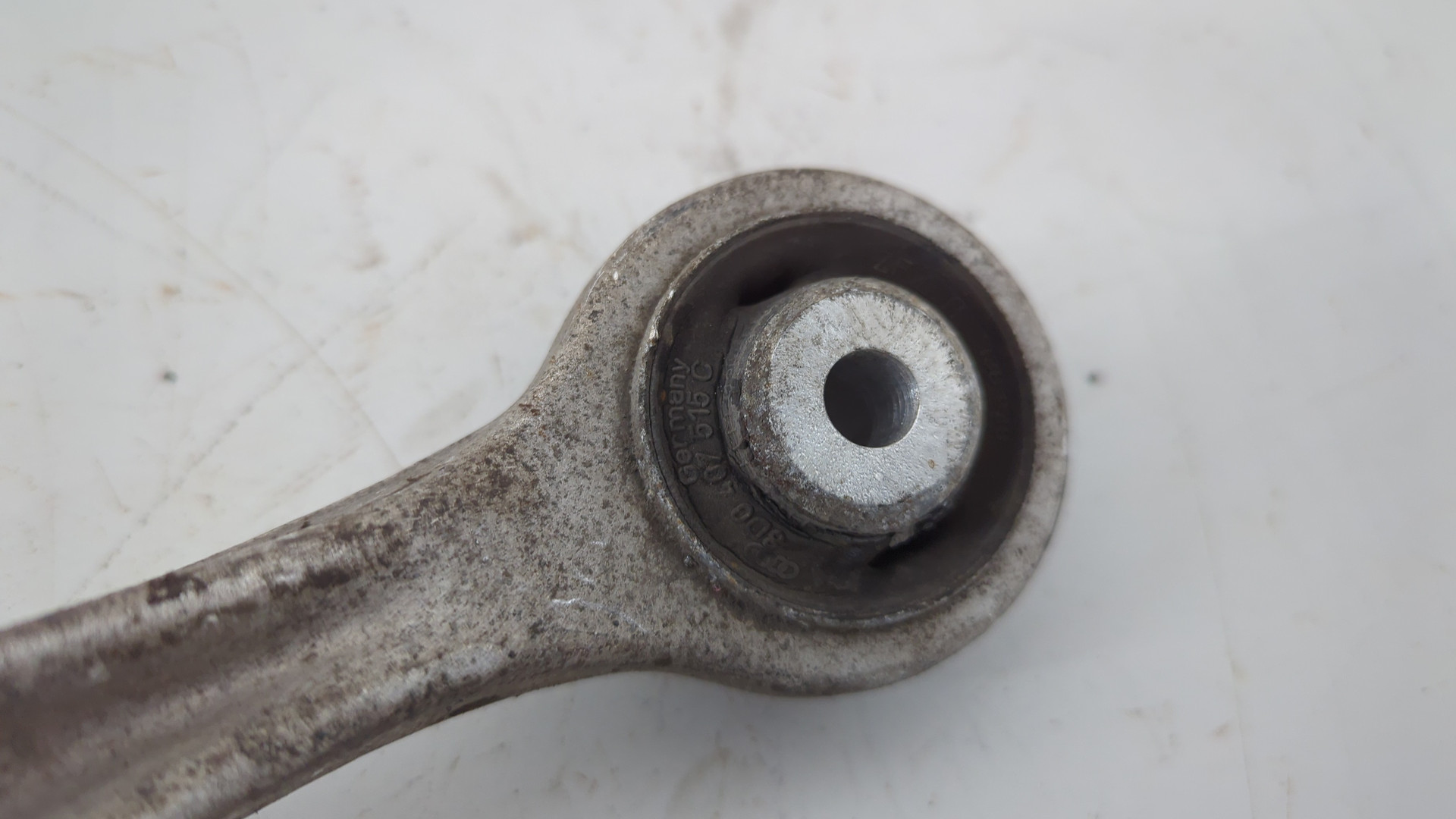 Рычаг передний левый