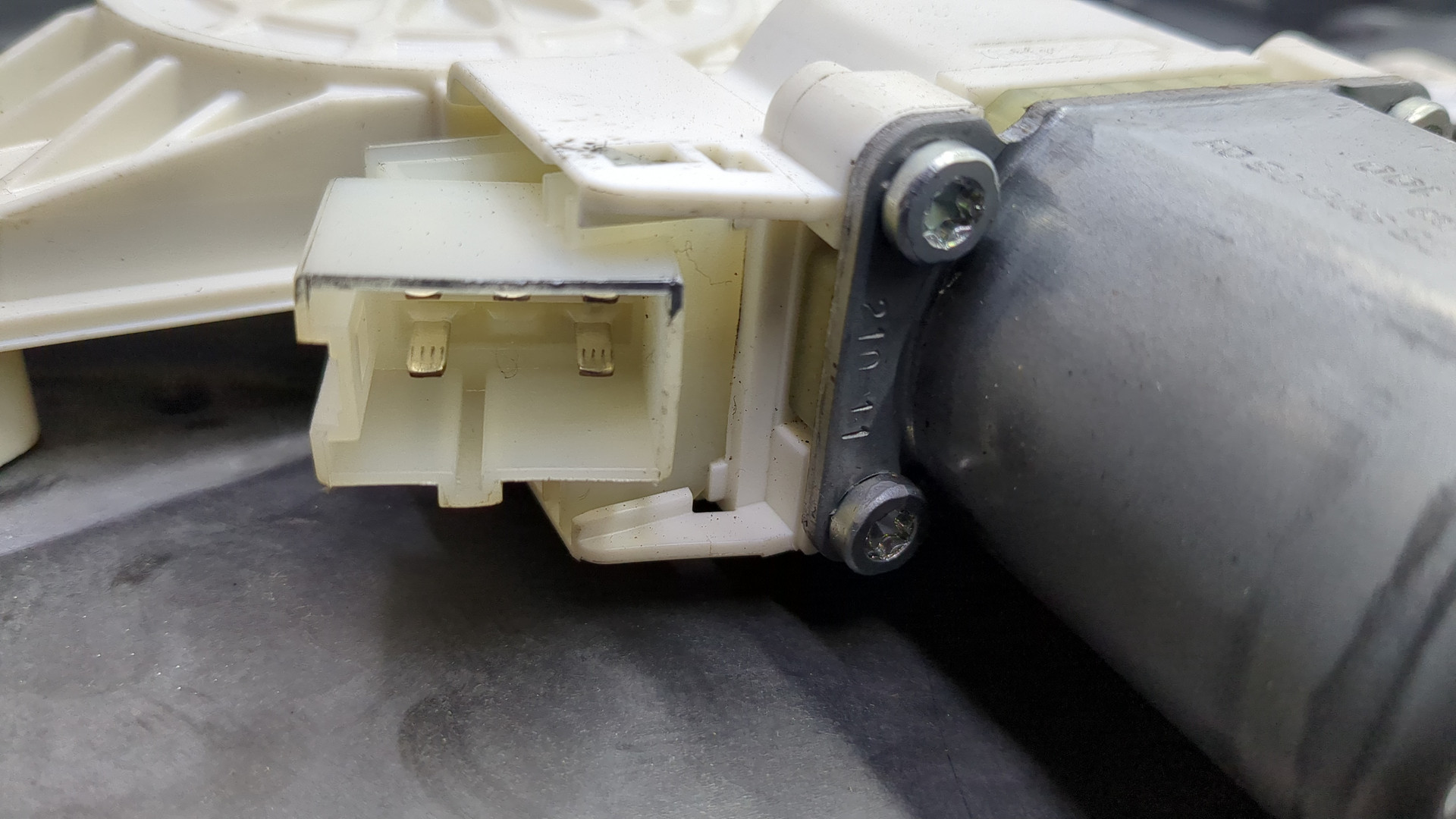 Стеклоподъемник электр. задний правый