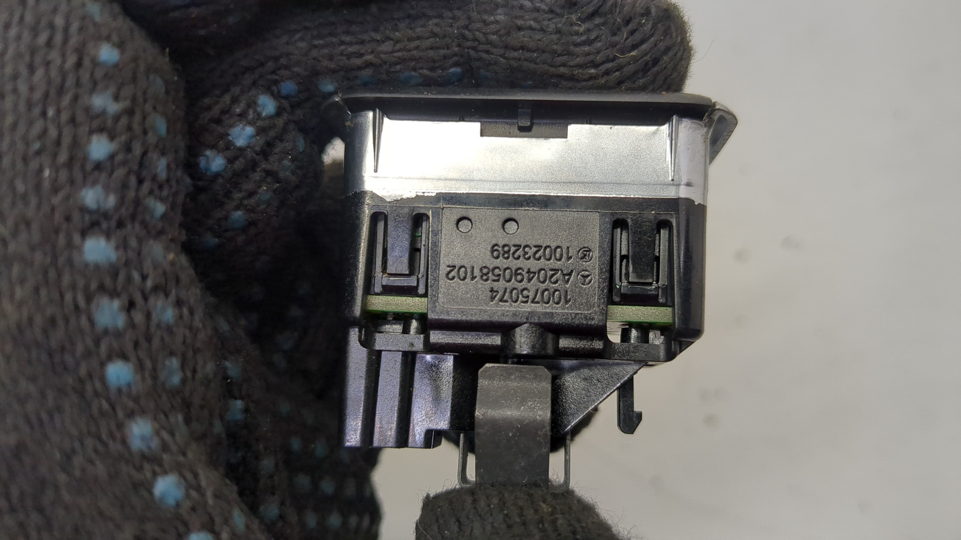 Кнопка стеклоподъемника