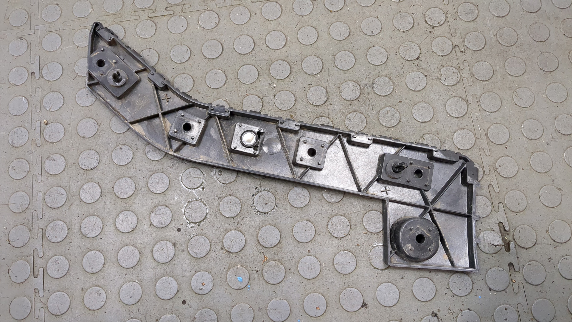 Кронштейн заднего бампера правый