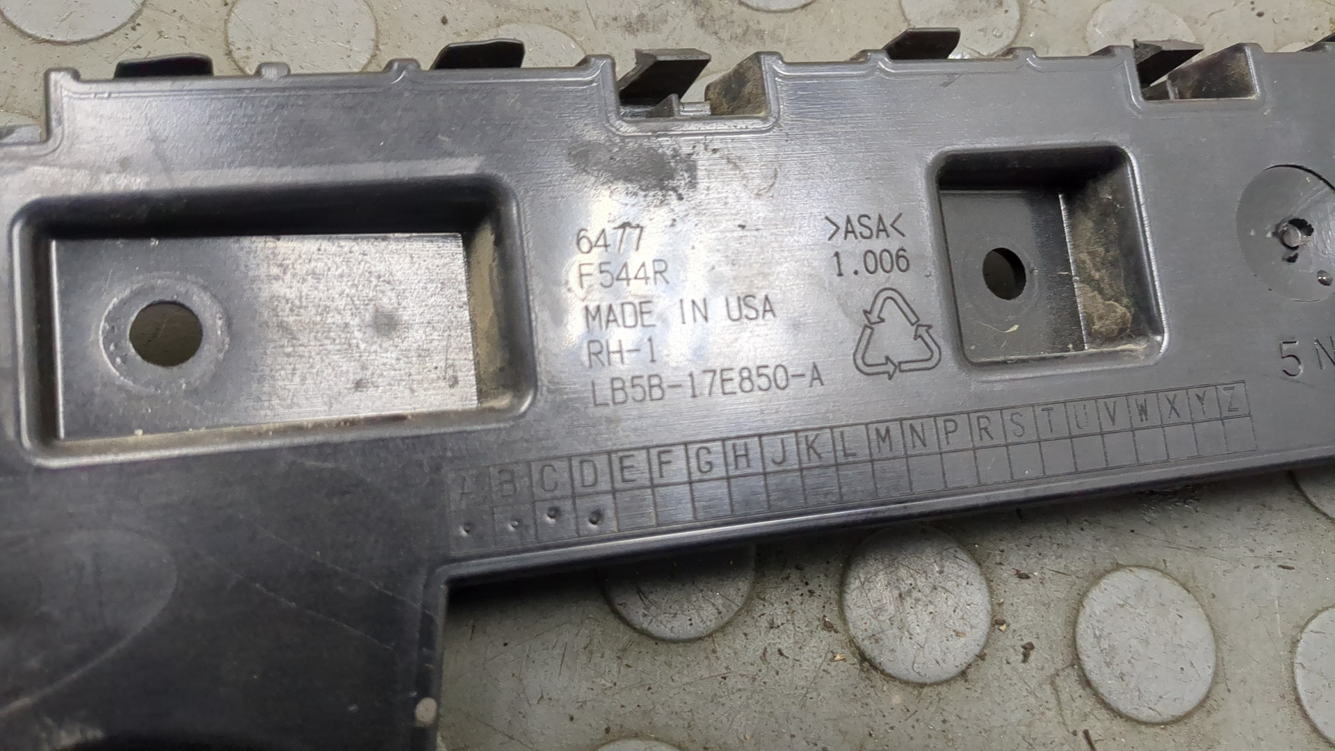 Кронштейн заднего бампера правый