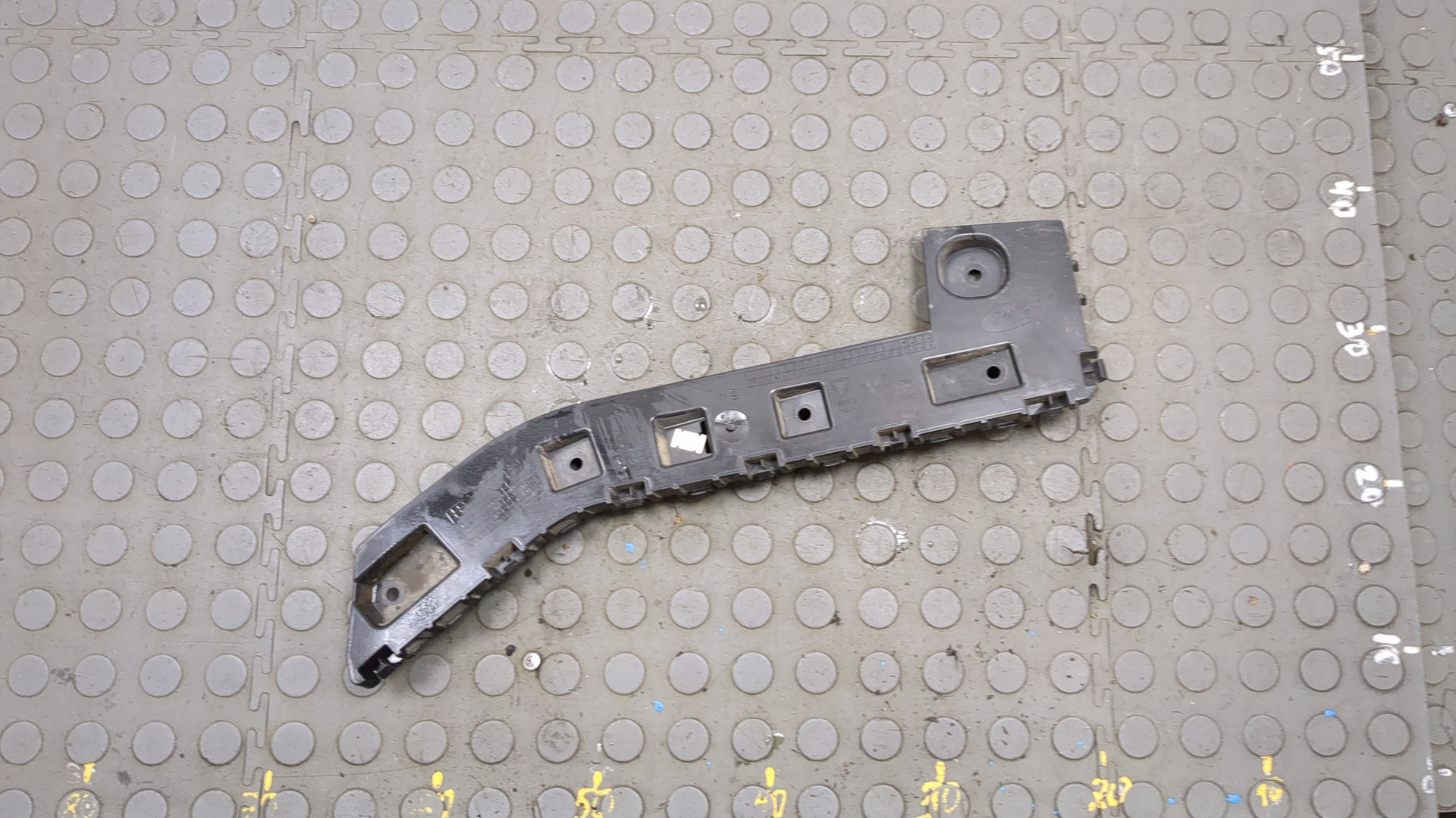 Кронштейн заднего бампера правый