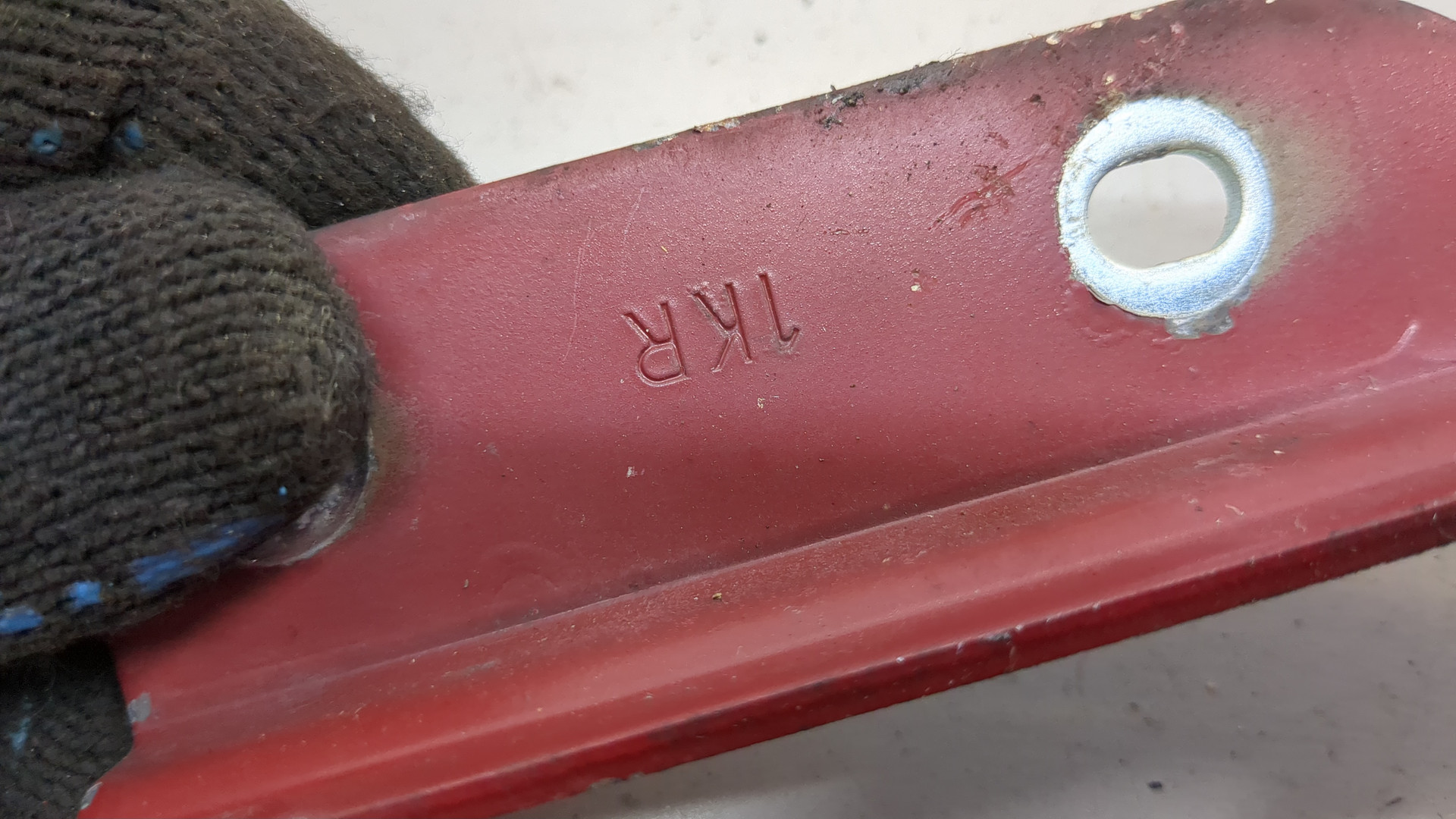 Петля капота правая