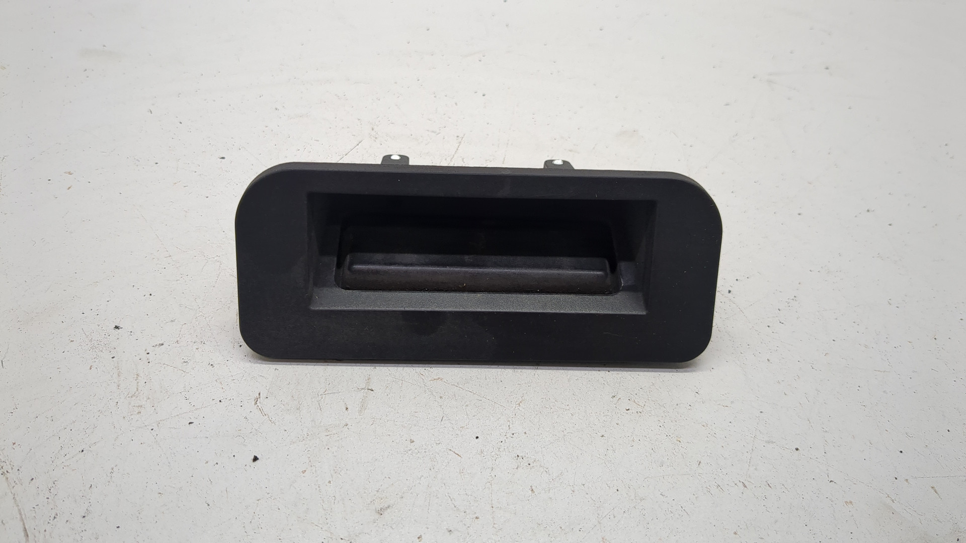 Кнопка открывания багажника