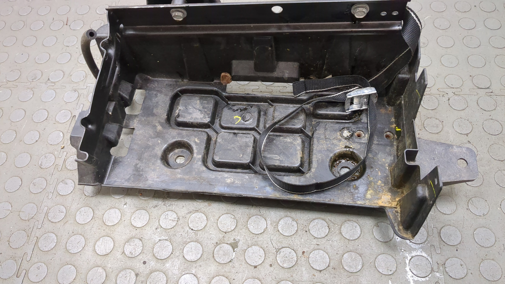 Площадка под аккумулятор (АКБ)