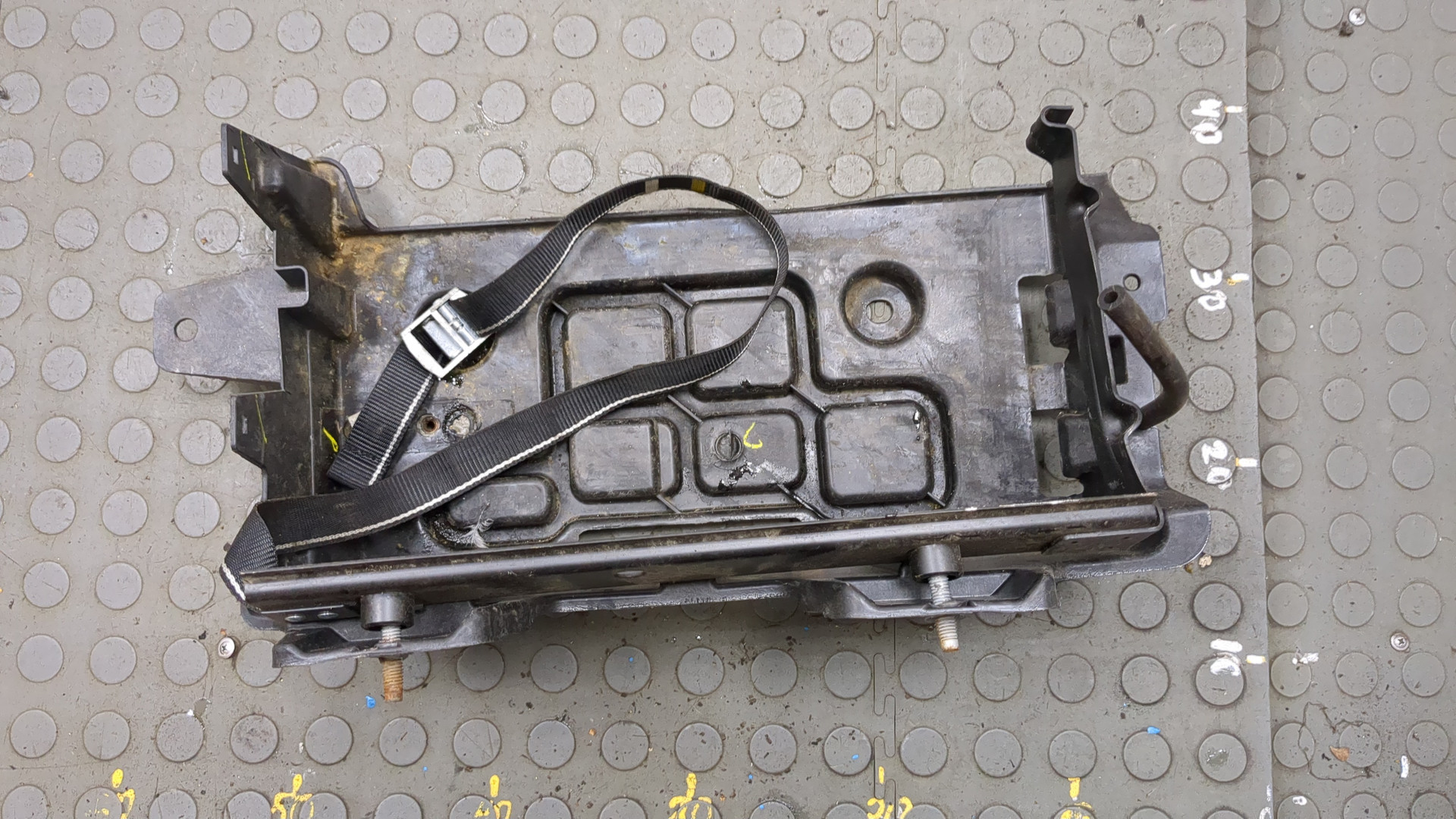 Площадка под аккумулятор (АКБ)