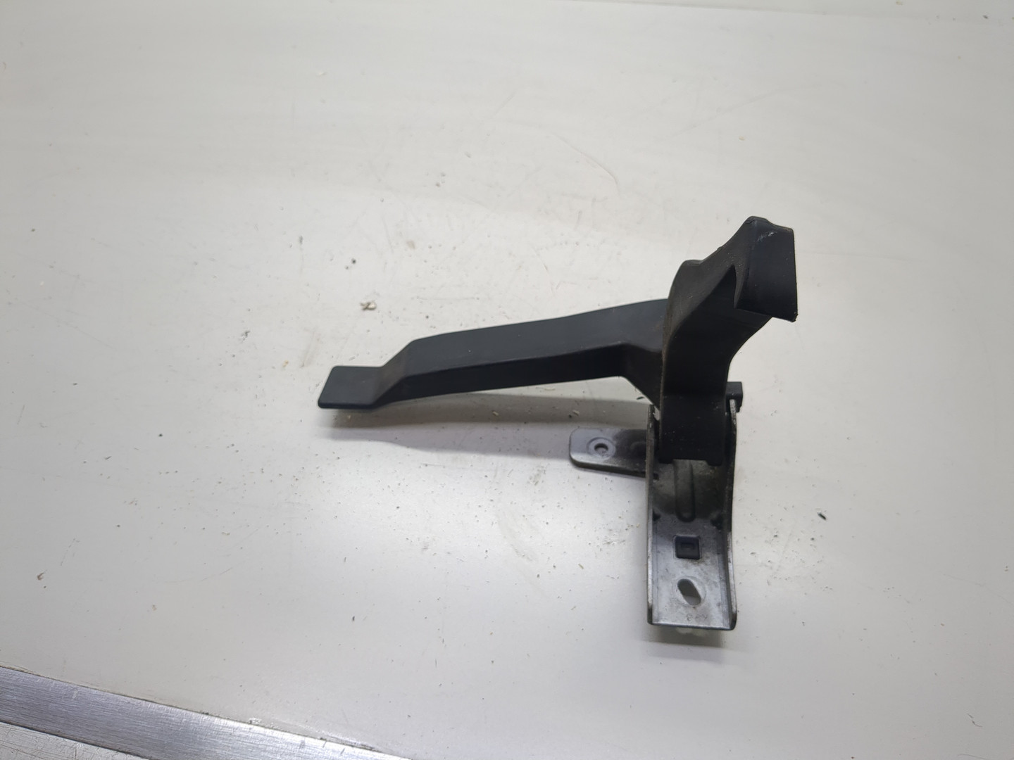 Ручка открывания капота