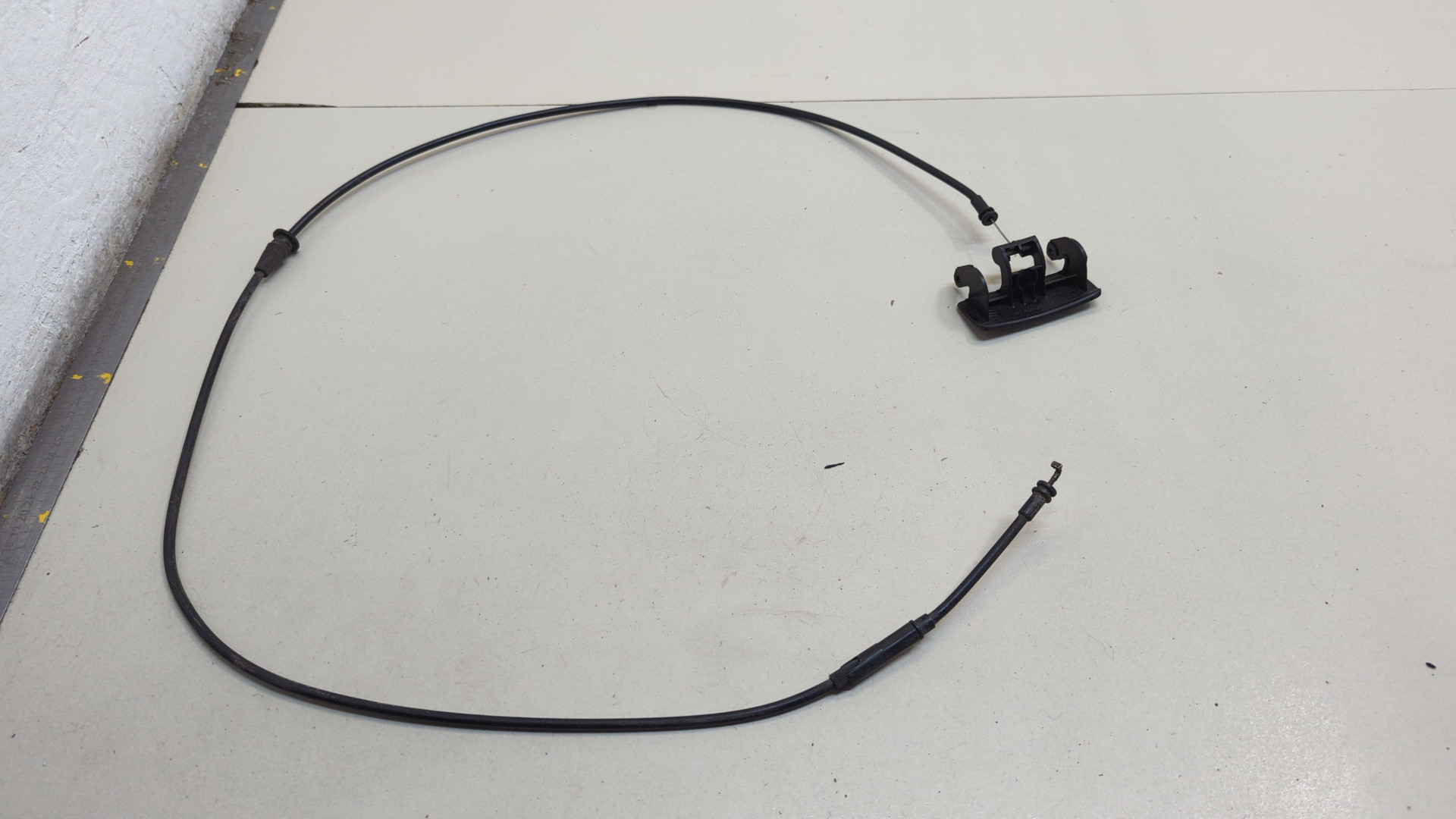 Трос открывания капота