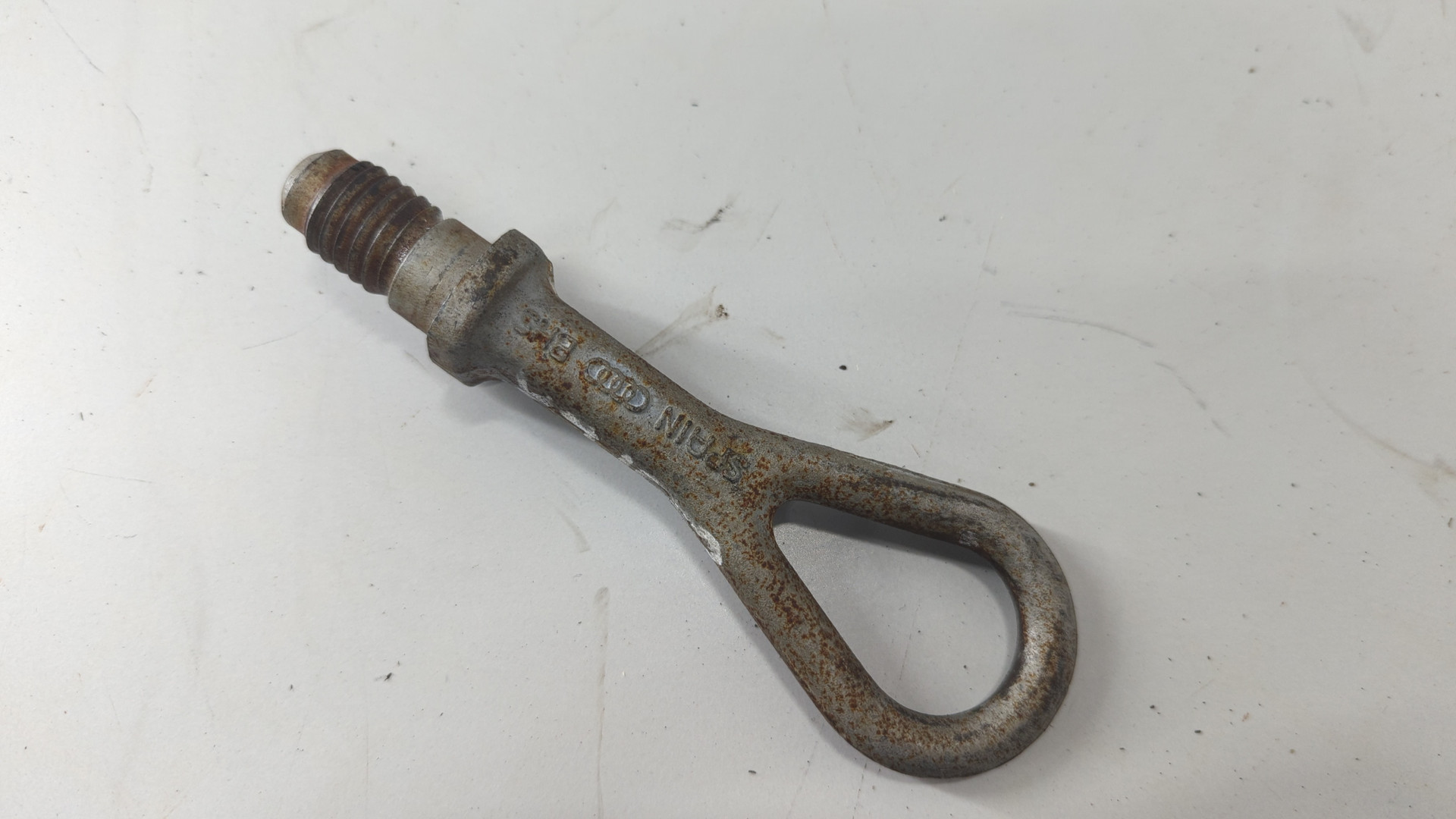 Крюк буксировочный