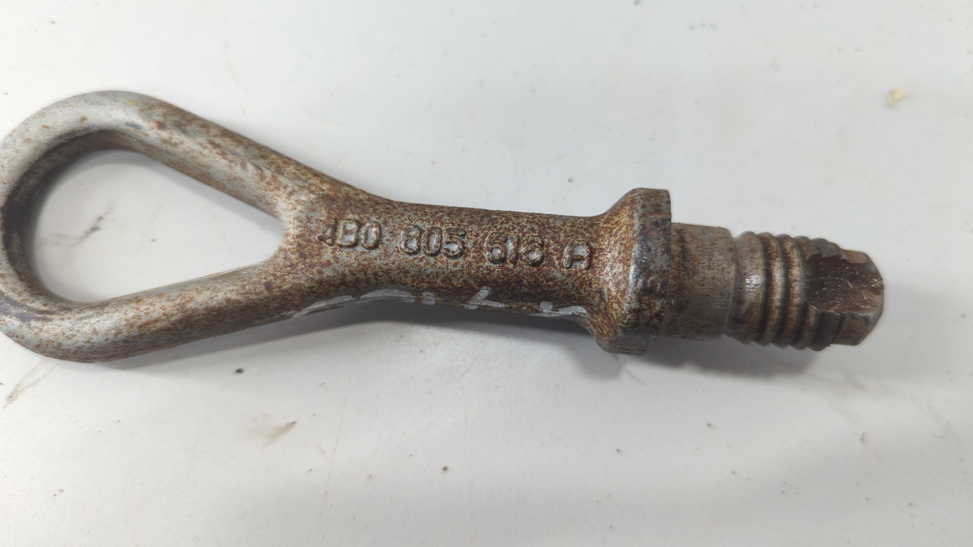 Крюк буксировочный