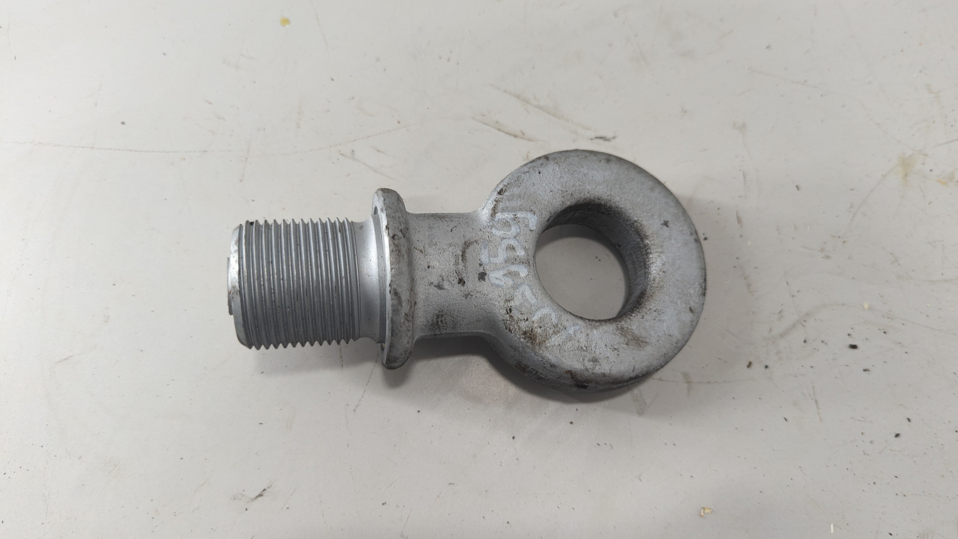 Крюк буксировочный