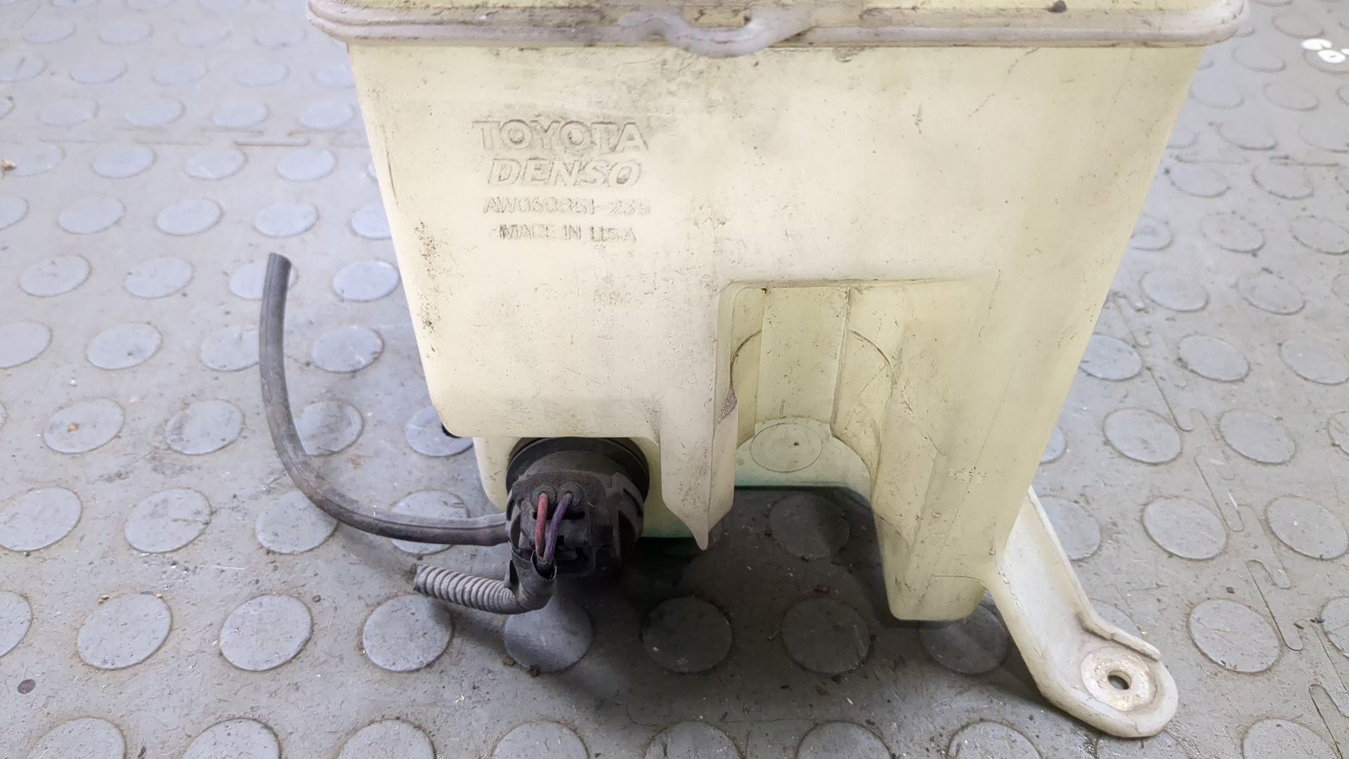 Бачок омывателя лобового стекла