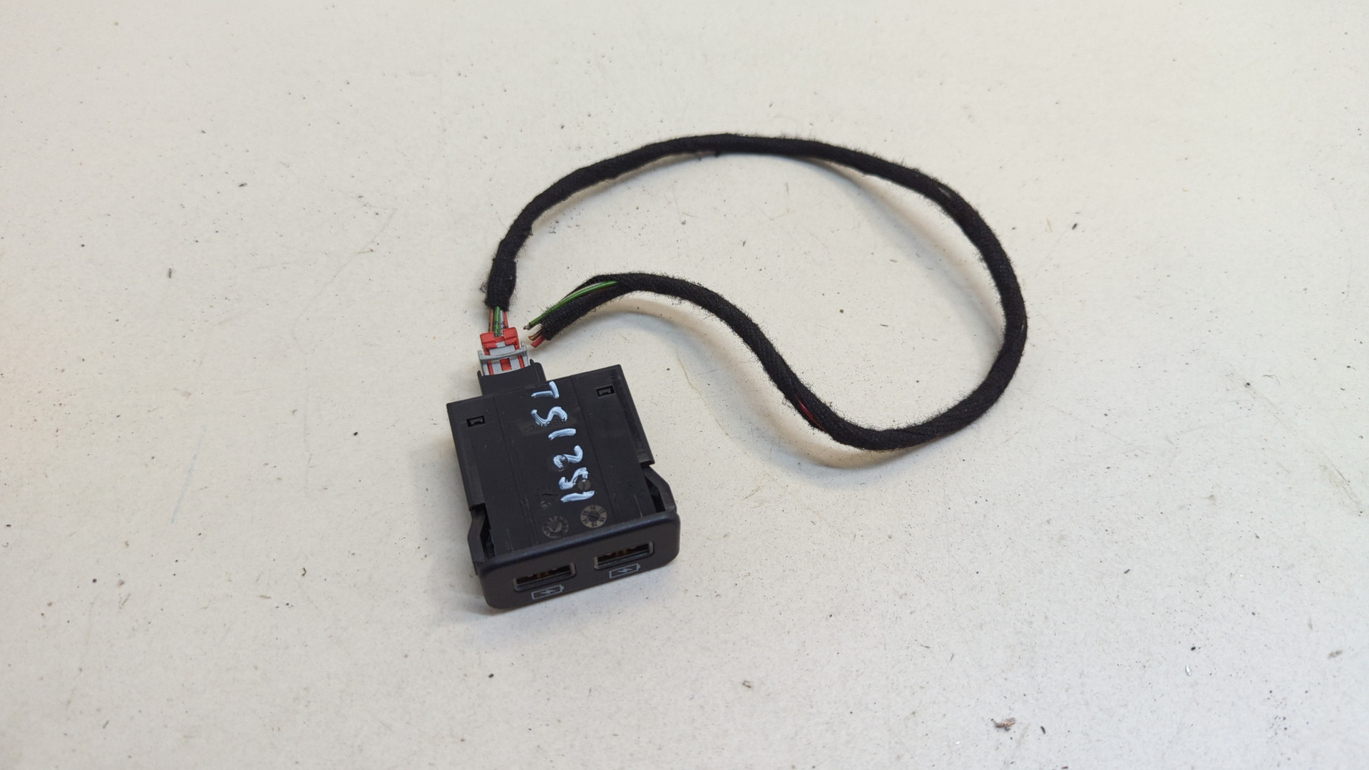 Гнездо AUX / USB IN