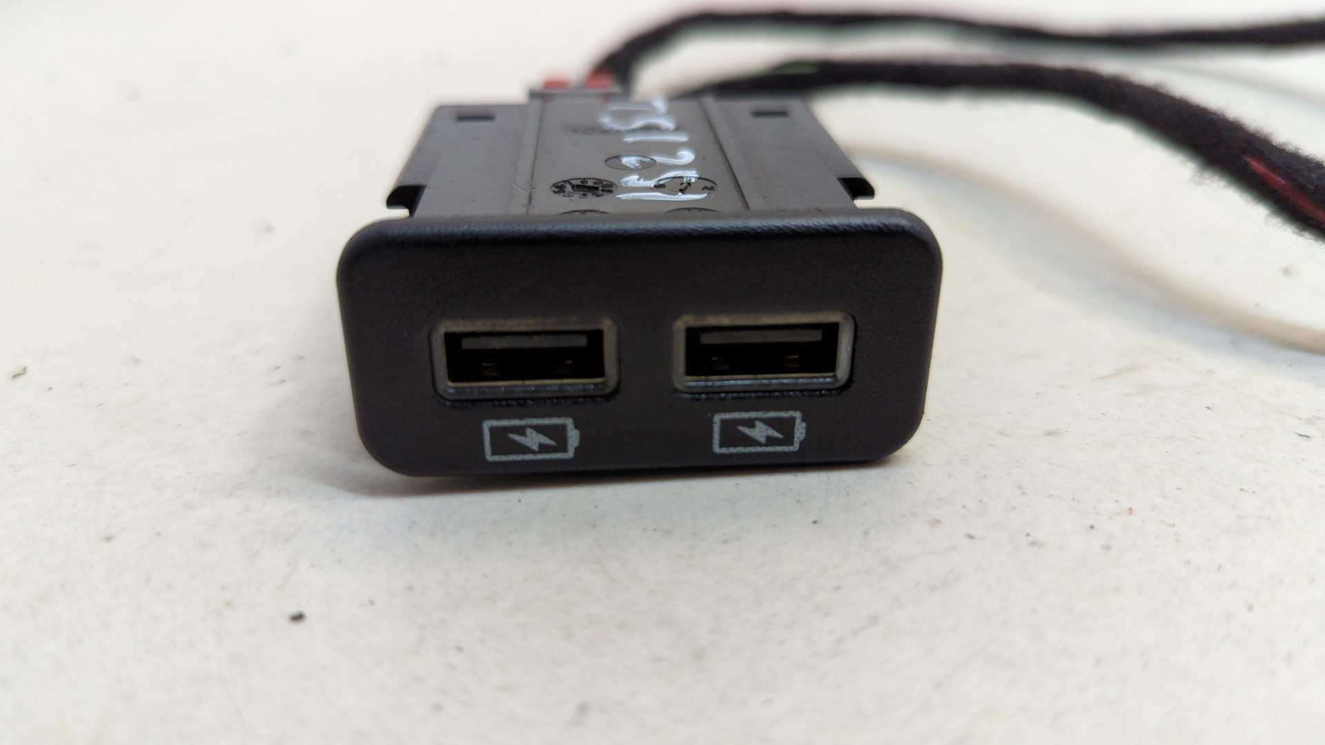 Гнездо AUX / USB IN