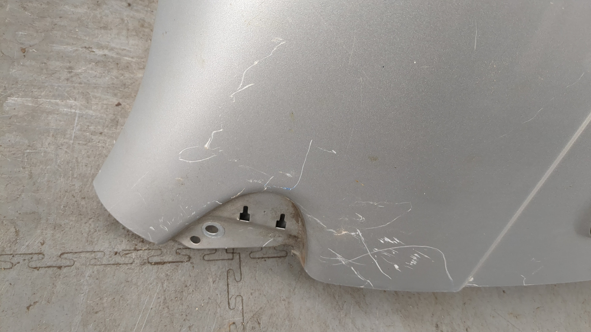 Крыло переднее правое