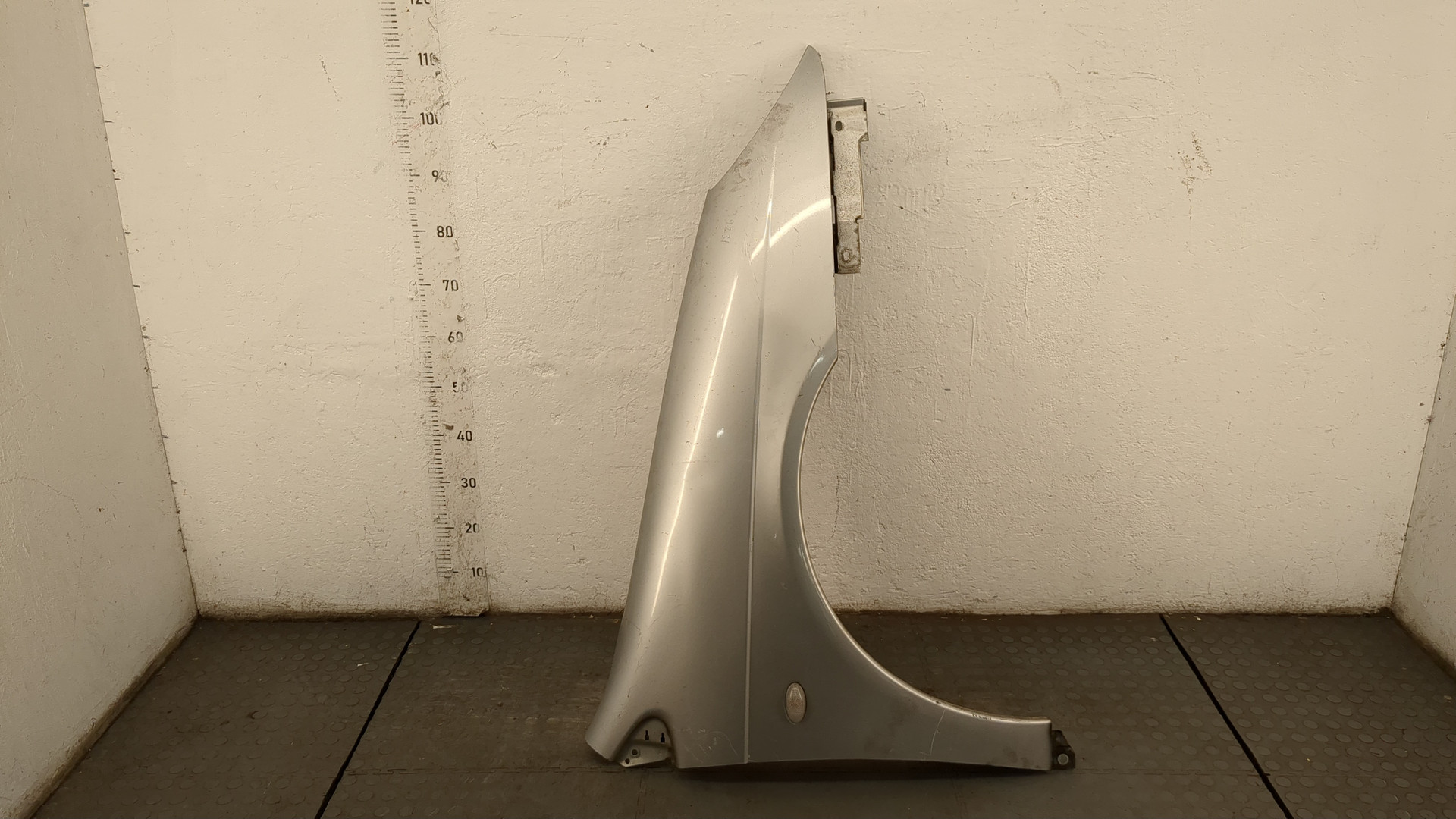 Крыло переднее правое