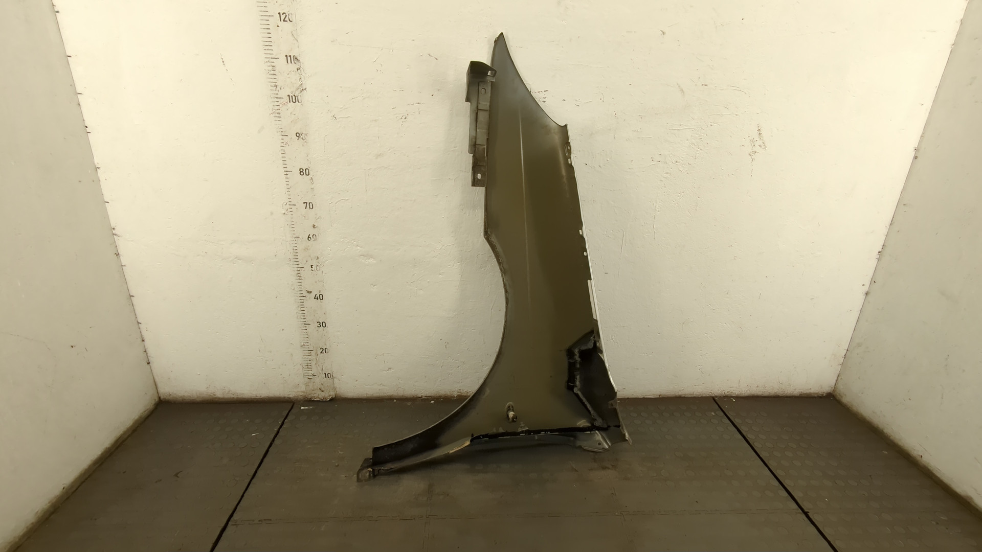 Крыло переднее правое