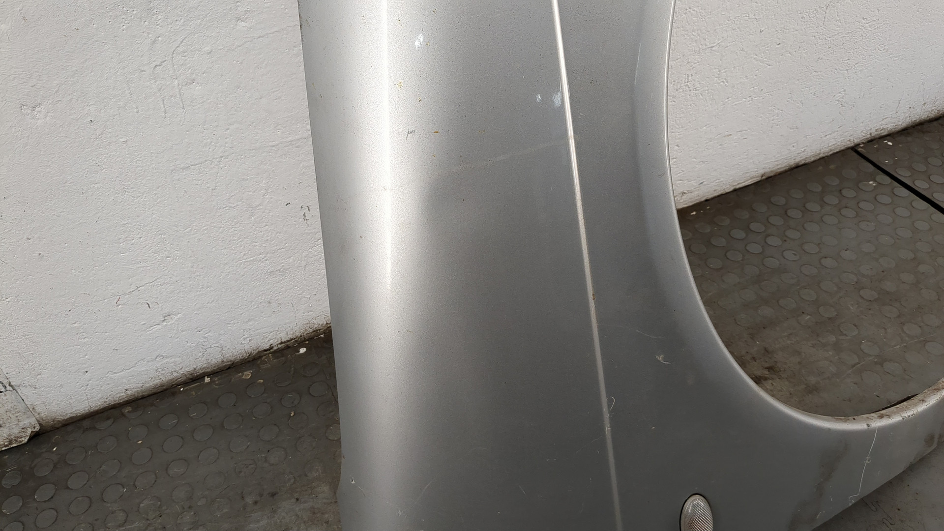 Крыло переднее правое