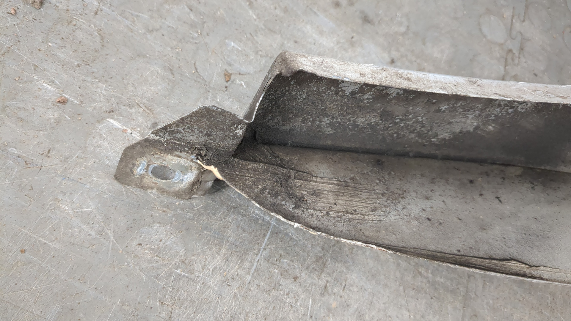 Крыло переднее правое