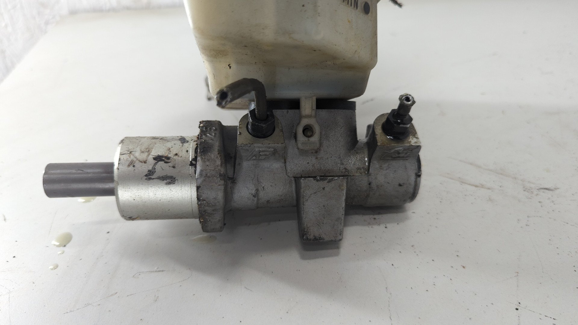 Цилиндр тормозной главный