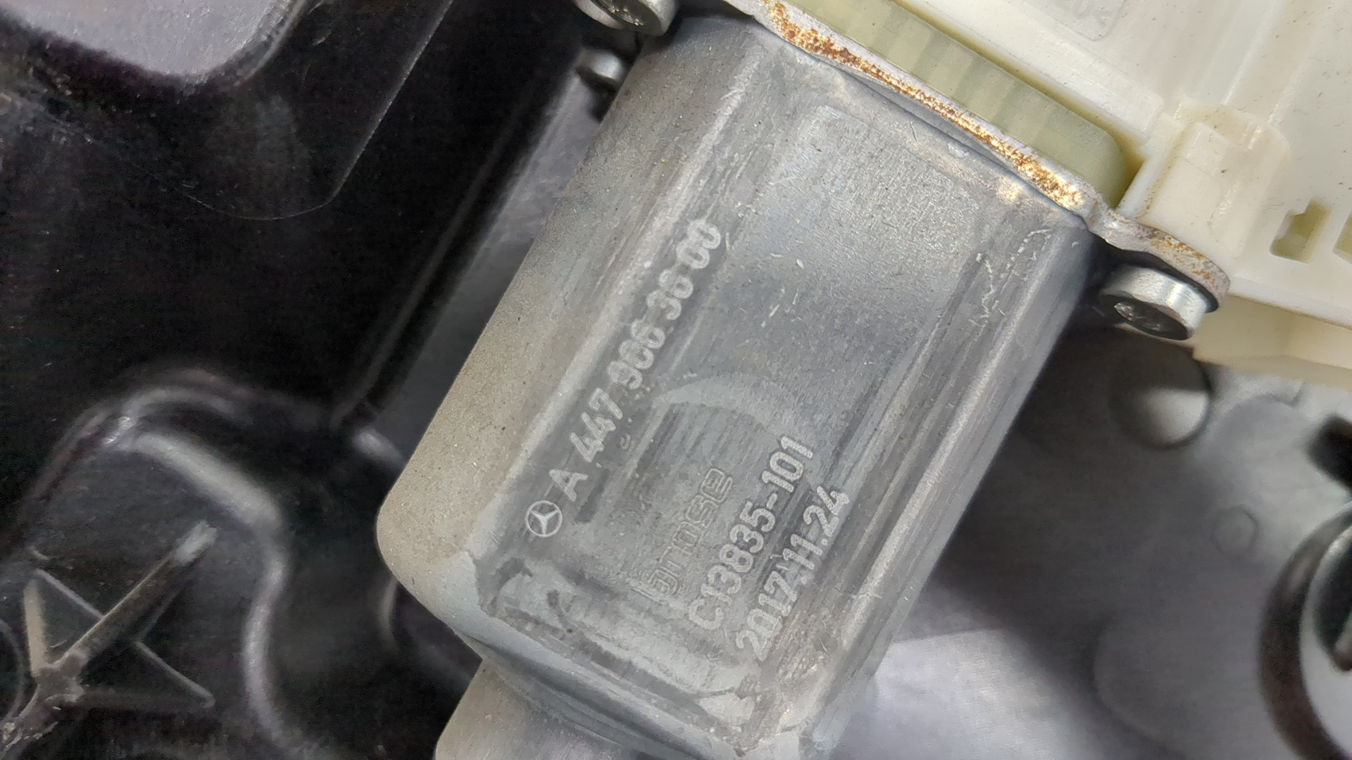 Стеклоподъемник электр. передний правый