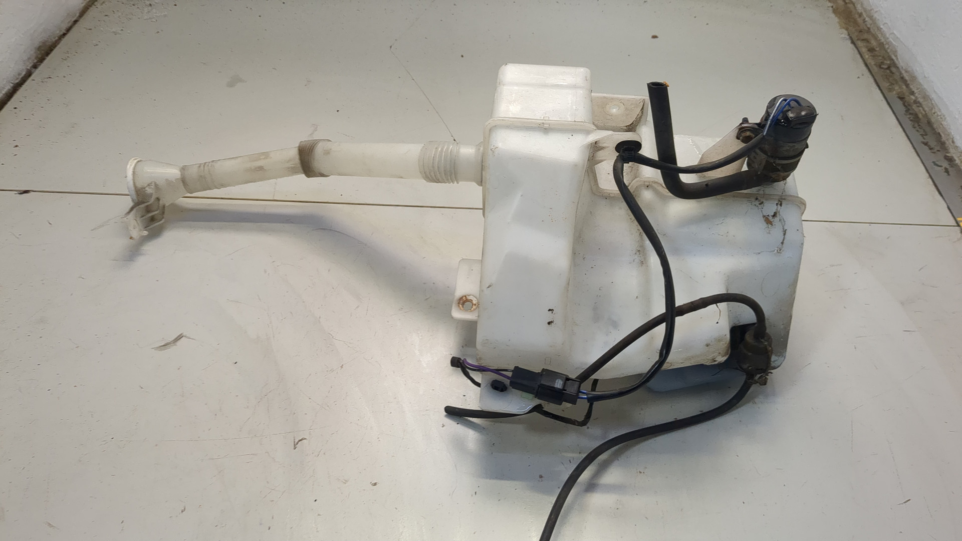 Бачок омывателя лобового стекла