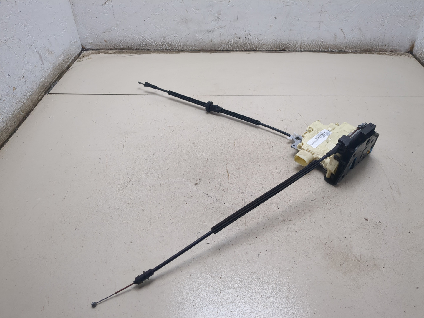 Замок двери задней левой