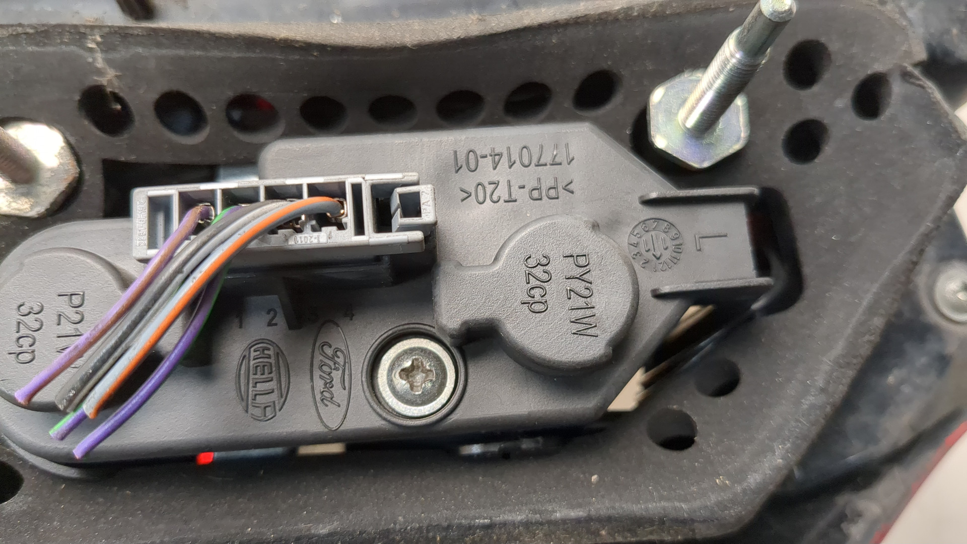 Фонарь задний левый