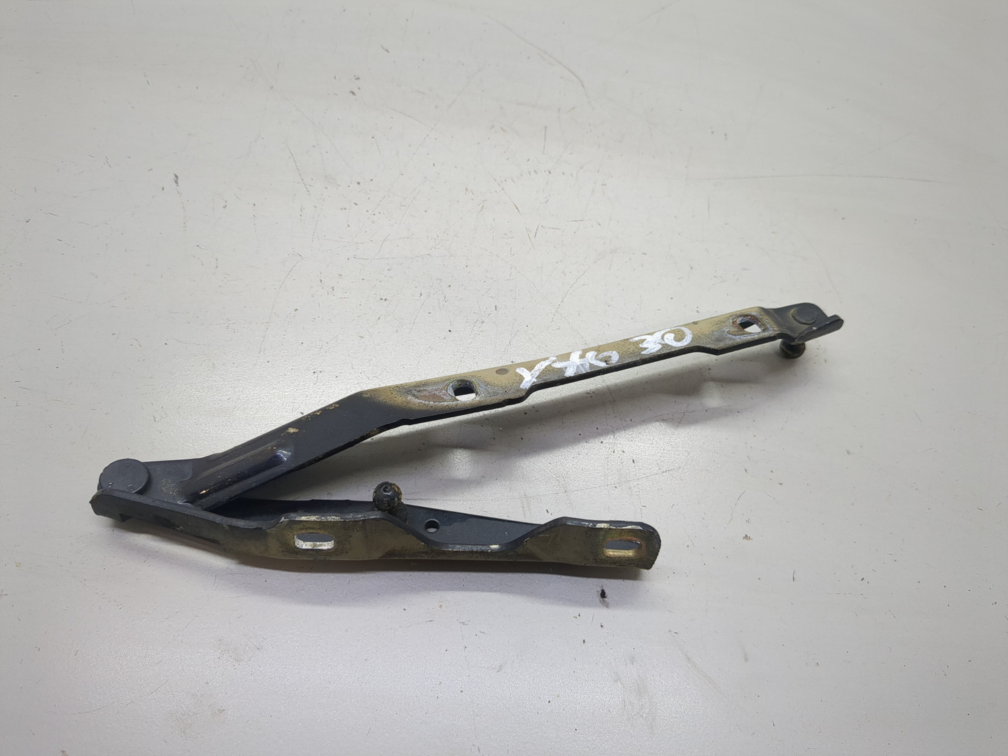 Петля капота левая