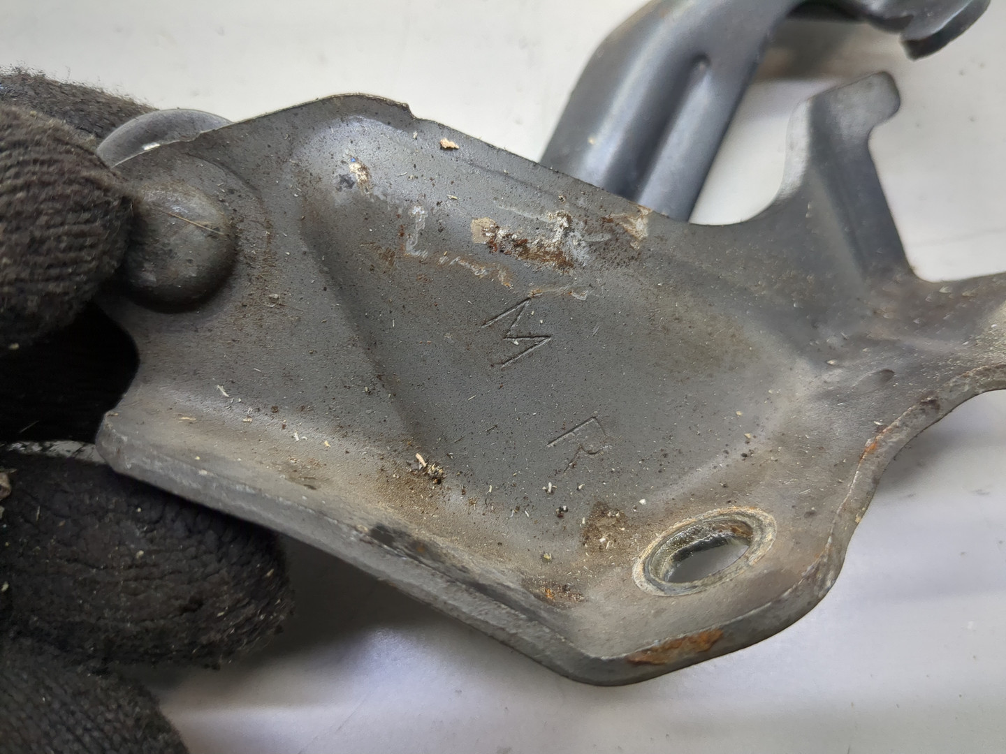 Петля капота правая