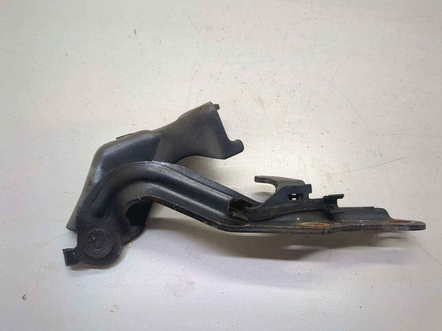 Петля капота правая