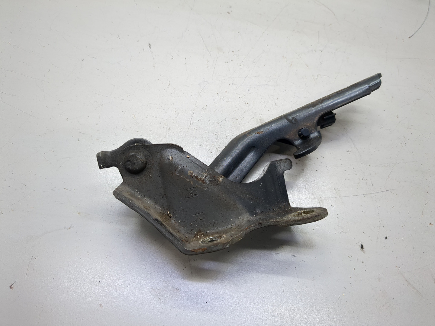 Петля капота правая