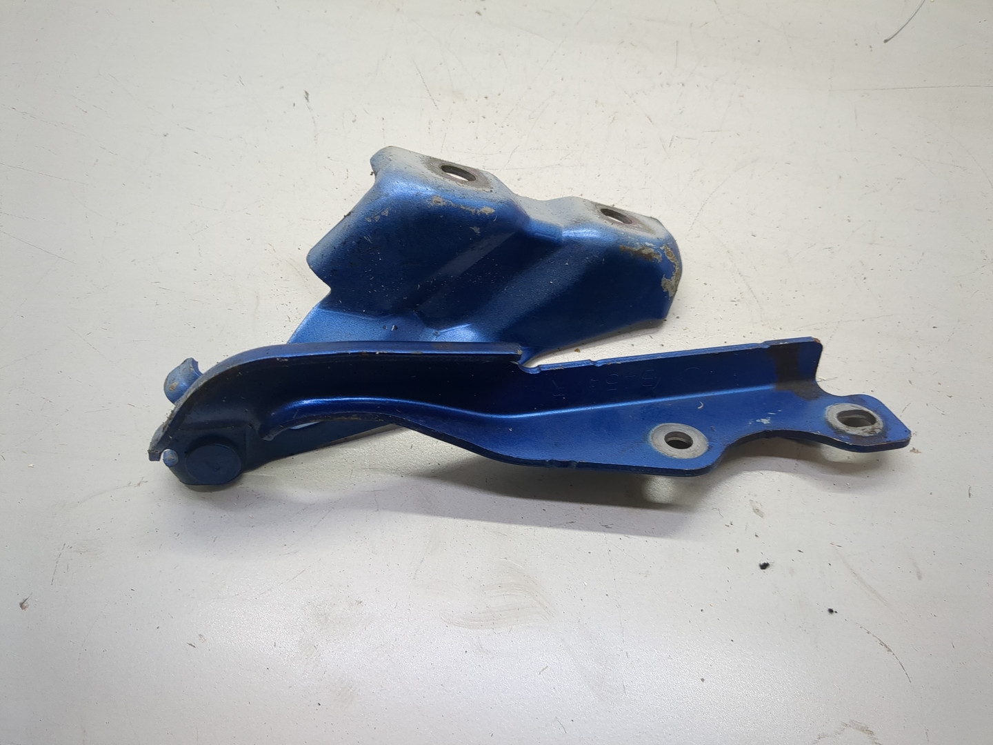 Петля капота правая