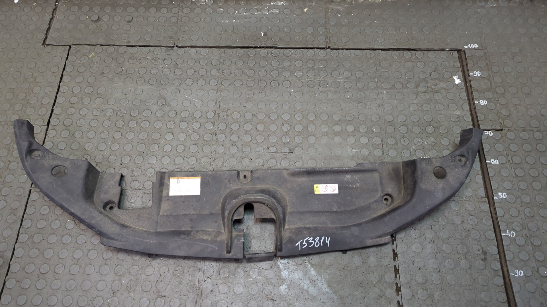 Кожух замка капота