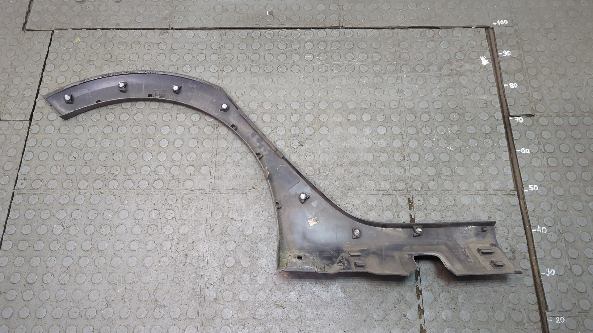 Накладка заднего крыла левого