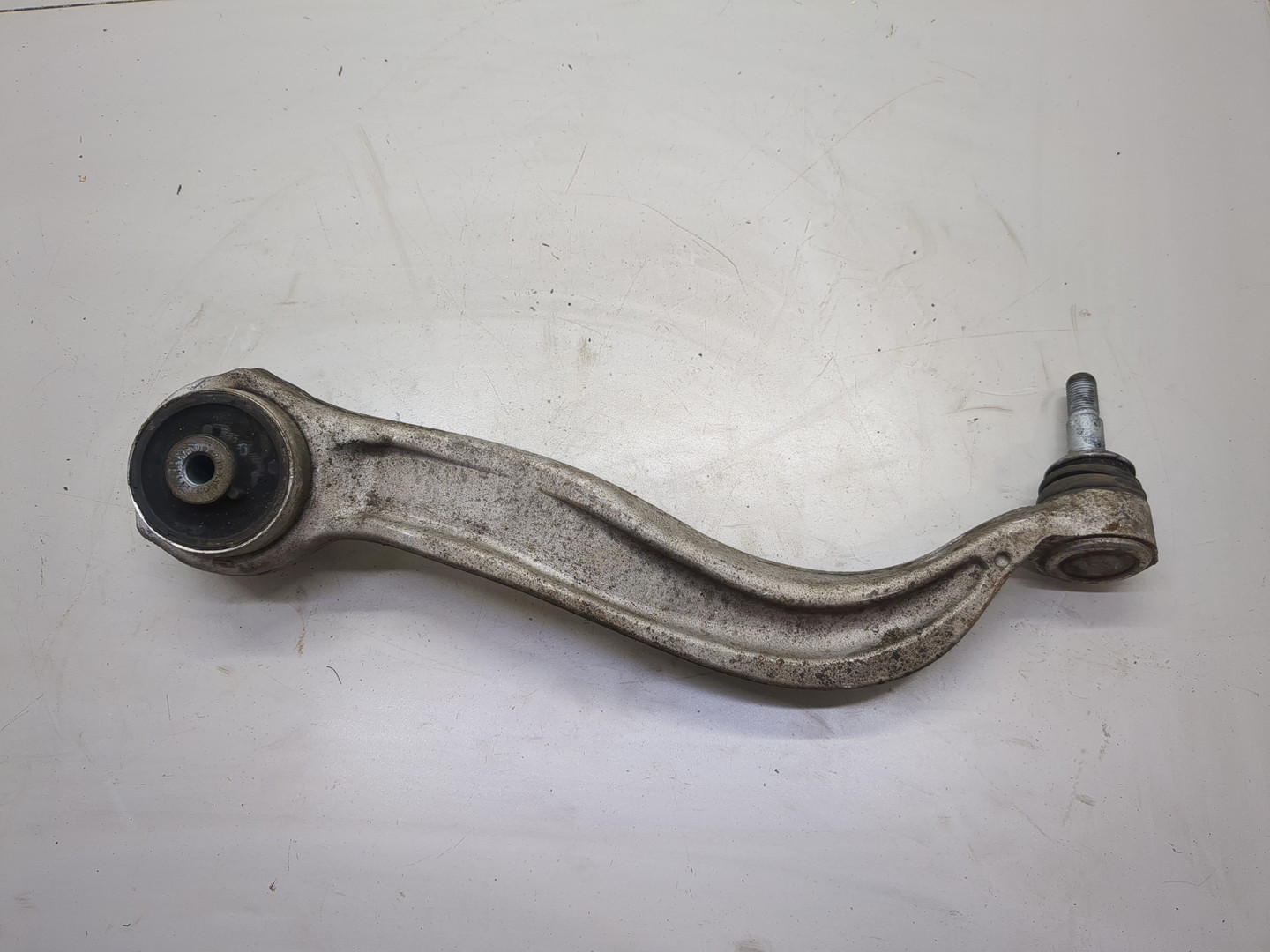 Рычаг передний левый