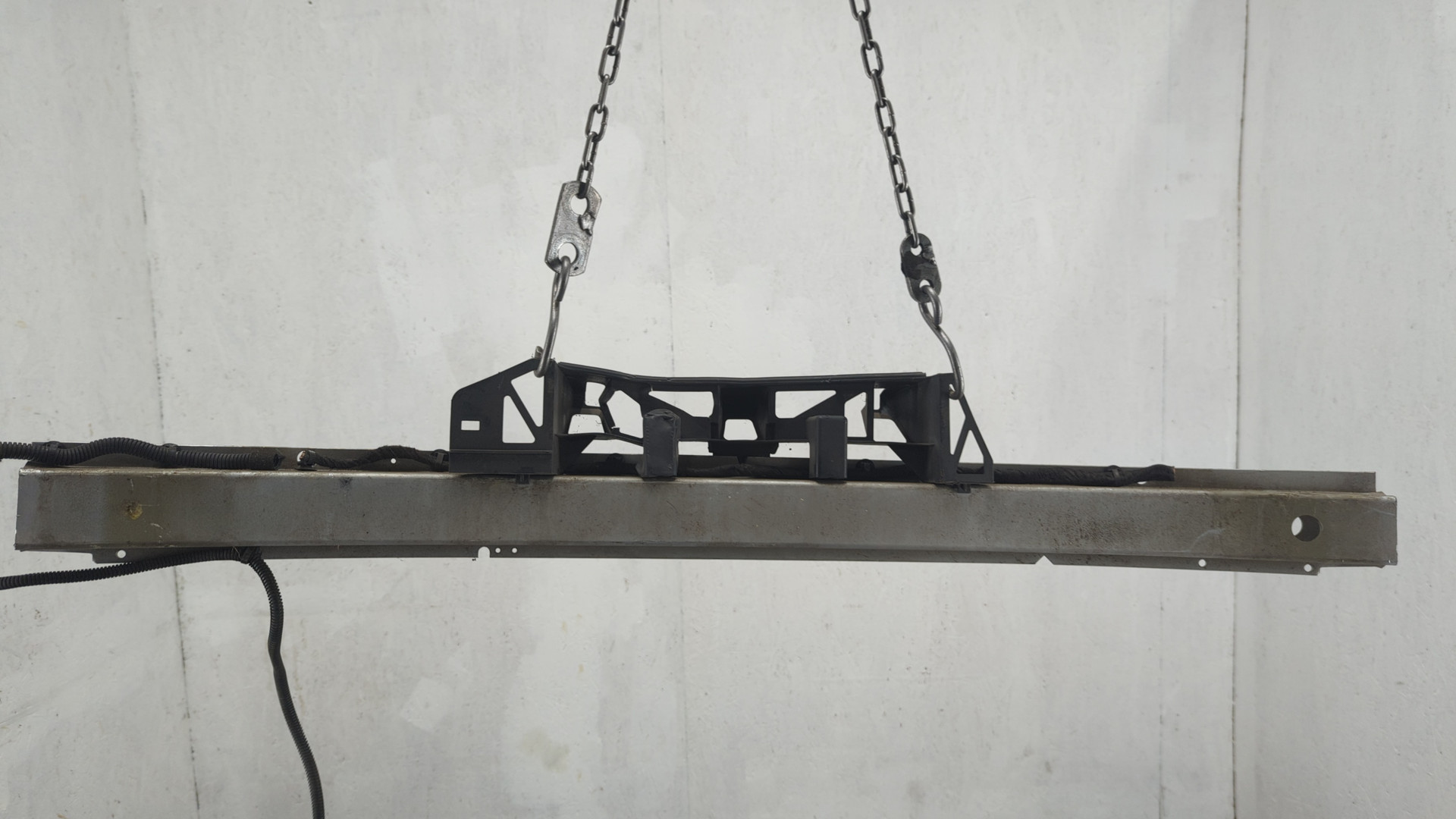 Усилитель переднего бампера