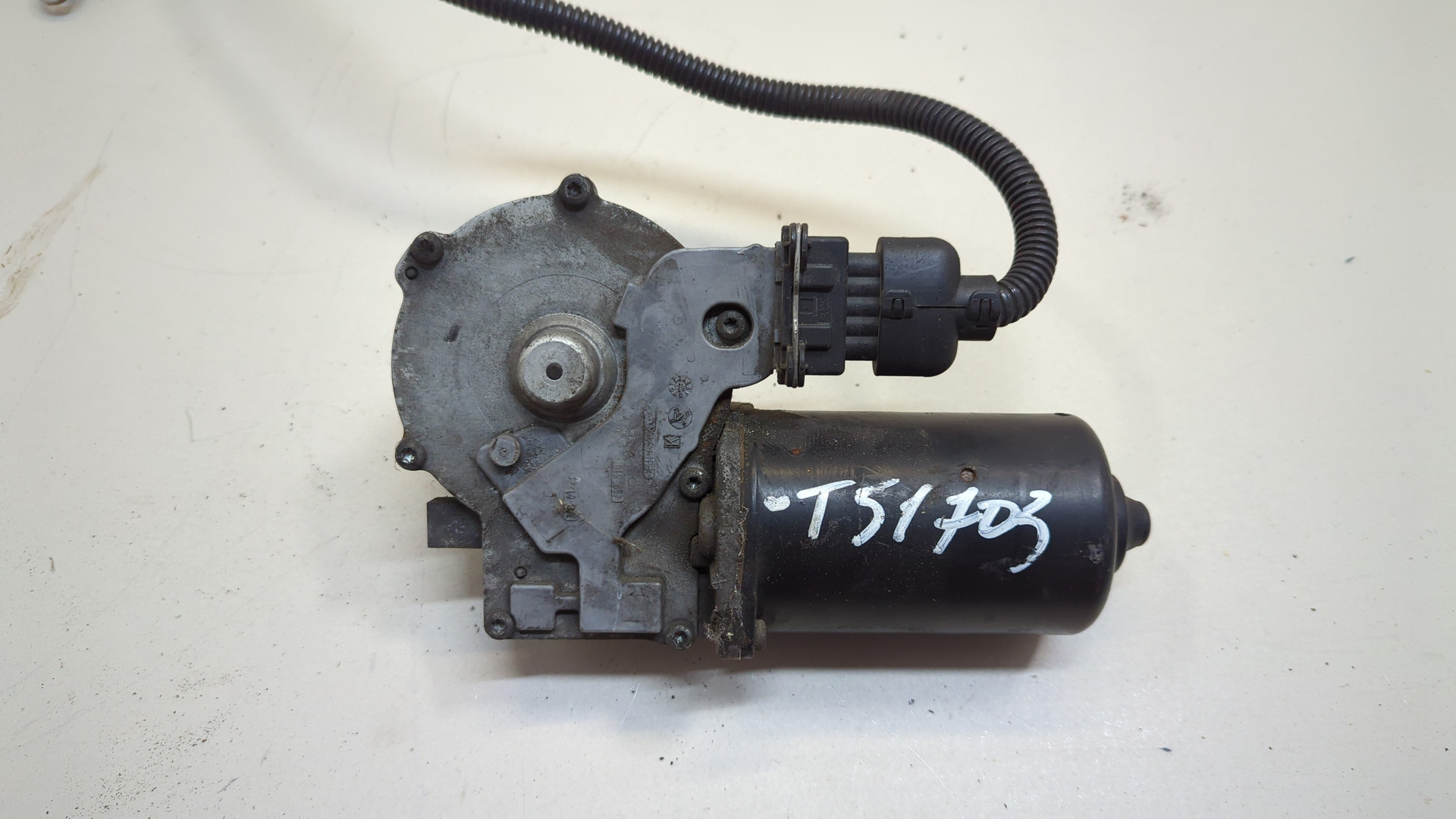 Моторчик стеклоочистителя передний