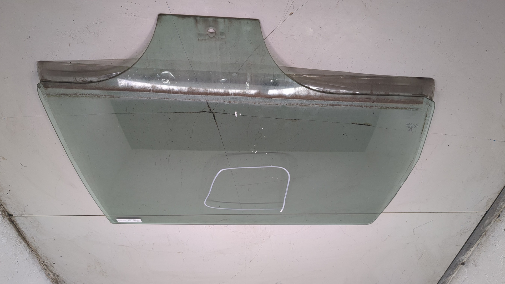 Стекло двери задней правой