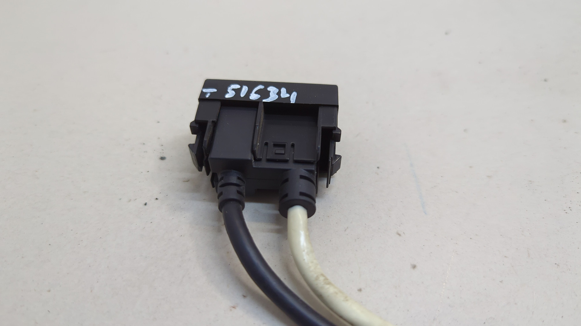 Гнездо AUX / USB IN