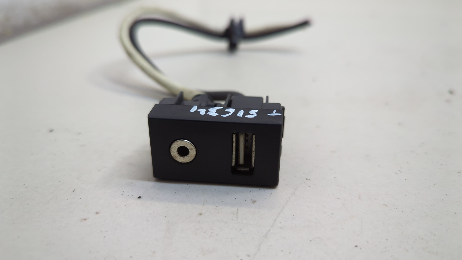 Гнездо AUX / USB IN