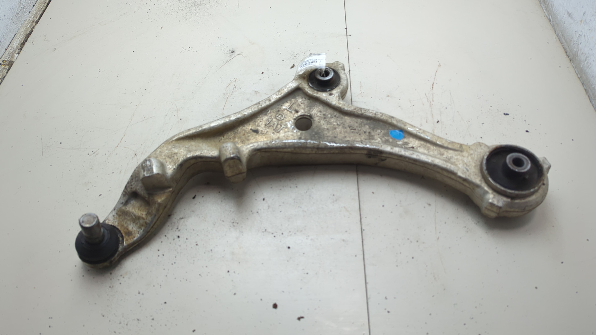Рычаг передний левый