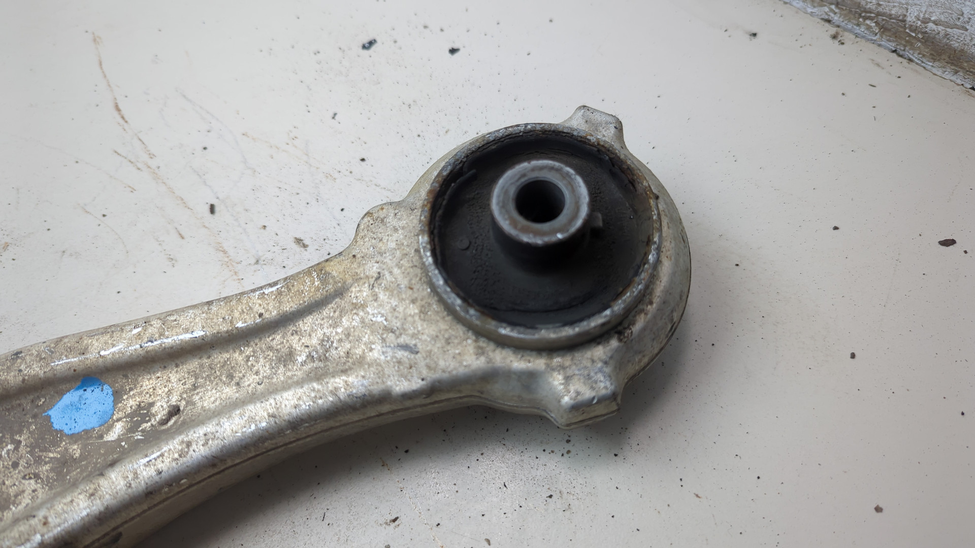 Рычаг передний левый