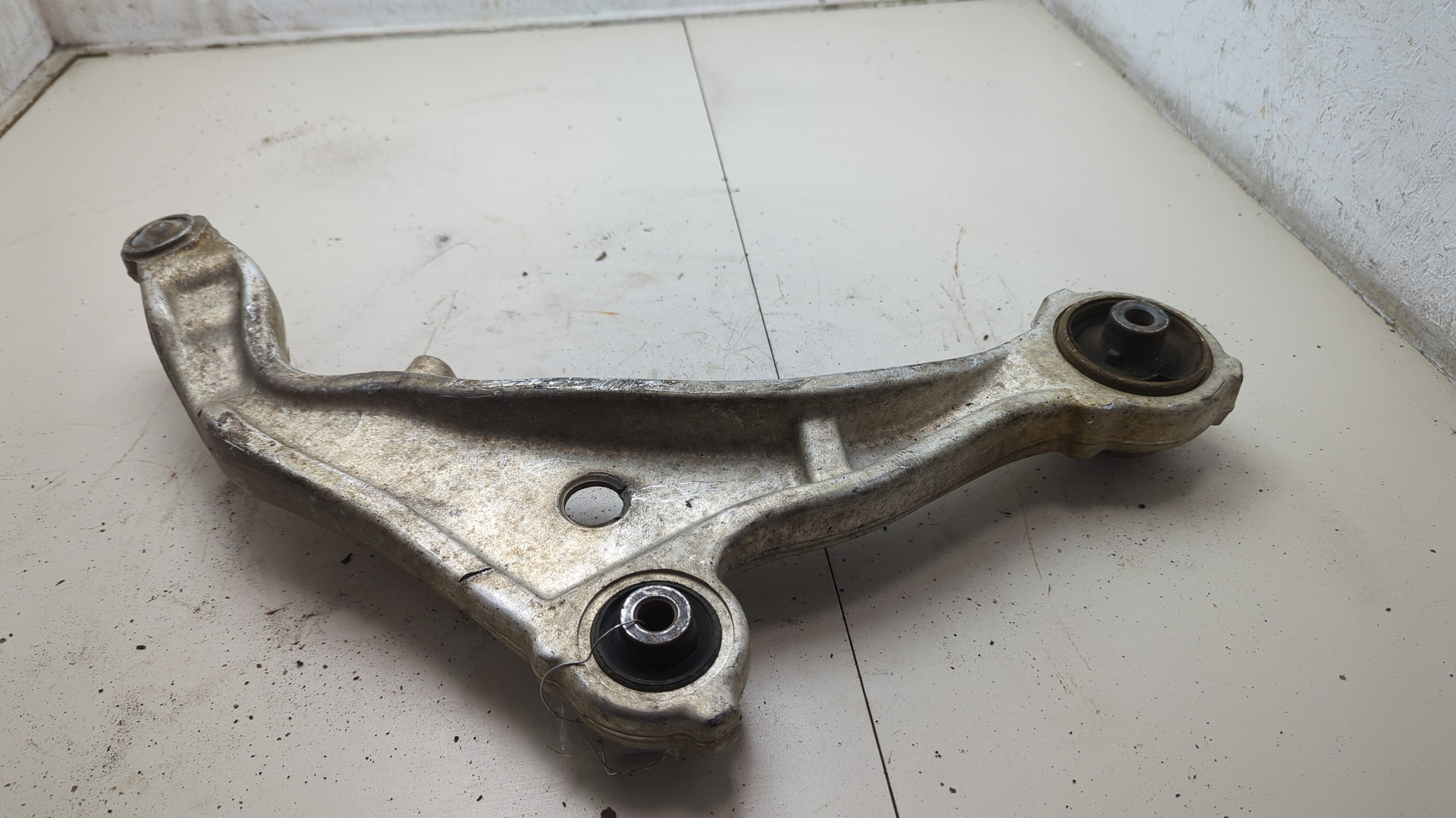 Рычаг передний левый