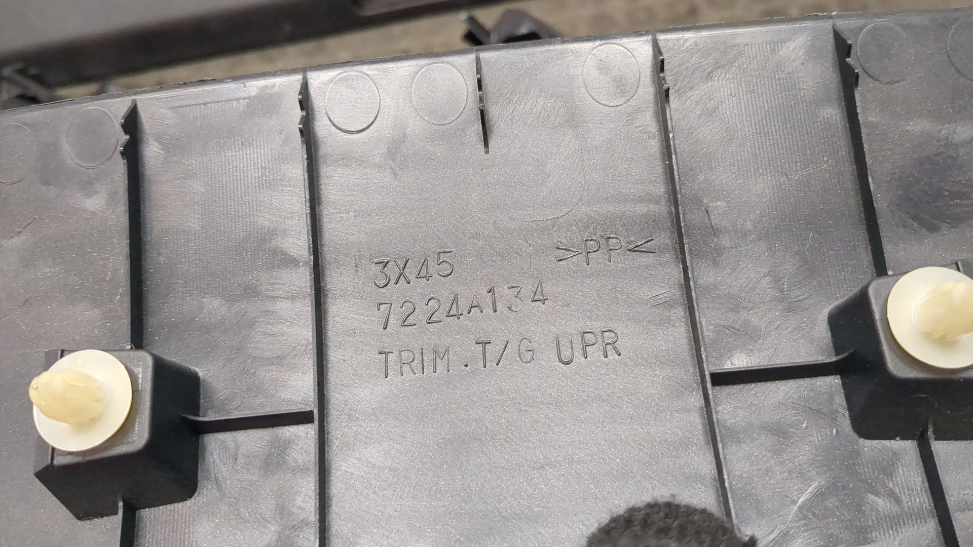 Обшивка двери багажника